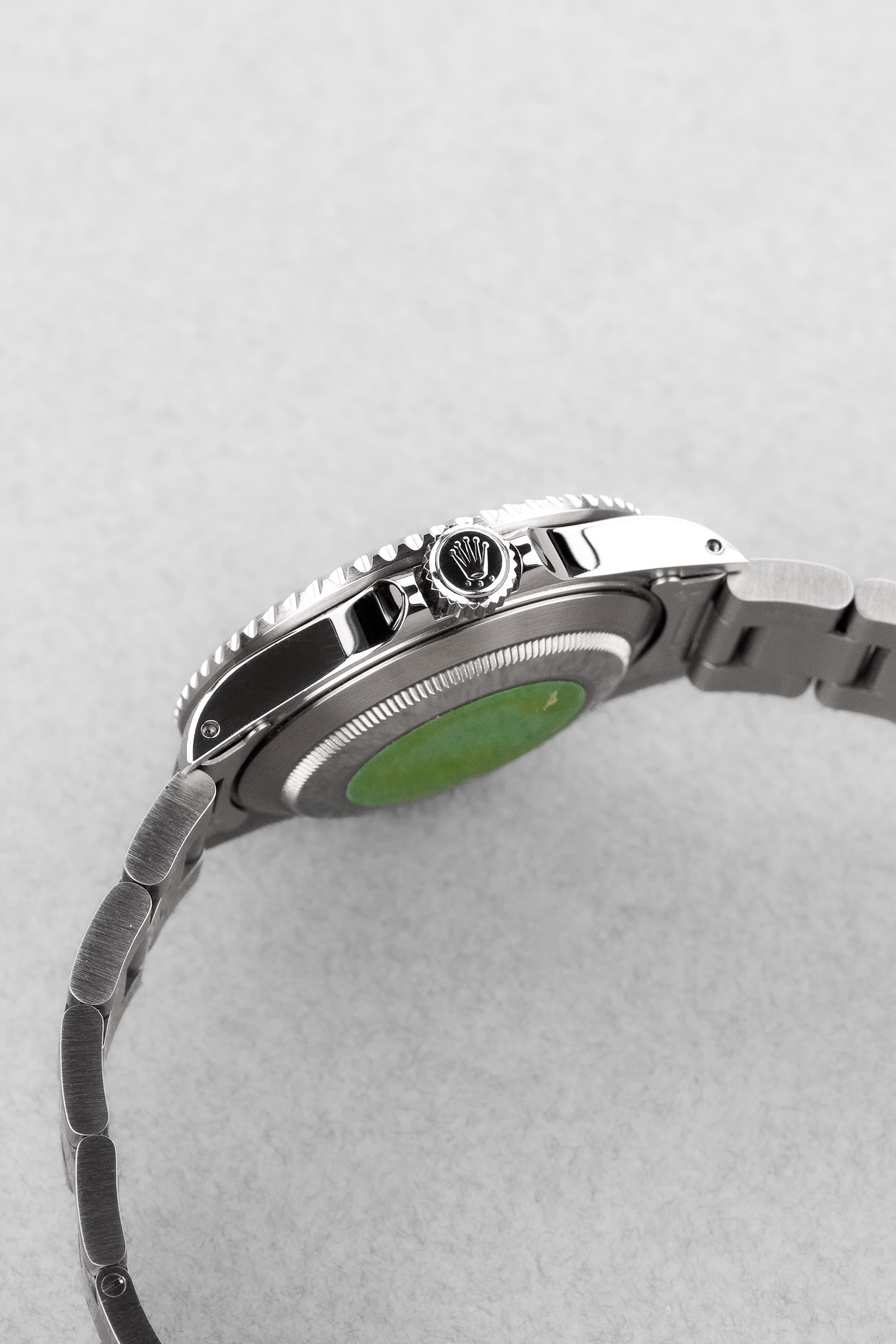 D81H-b6 Rolex Submariner Date 16610 de 1989-1990 – Garantie d'origine, Excellent état et Patine tritium chaleureuse - Right side