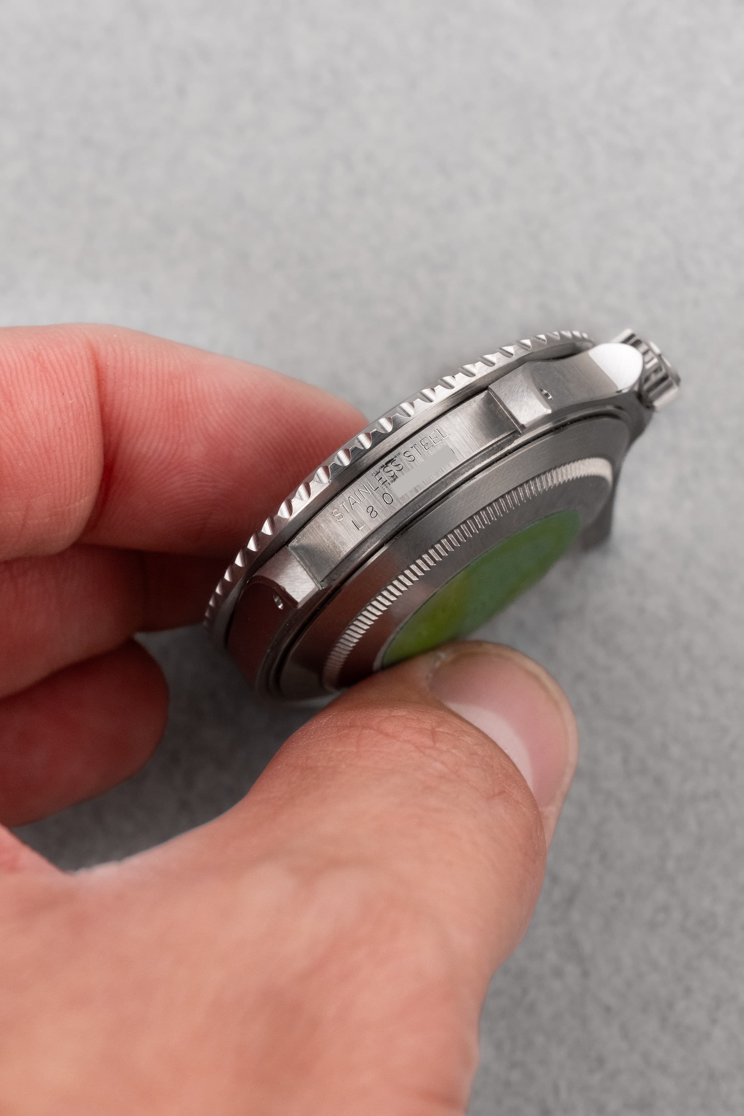 D81H-eE Rolex Submariner Date 16610 de 1989-1990 – Garantie d'origine, Excellent état et Patine tritium chaleureuse - Lugs - Serial