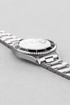 D81H-nN Rolex Submariner Date 16610 de 1989-1990 – Garantie d'origine, Excellent état et Patine tritium chaleureuse - Left side