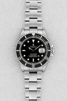 D81H-vn Rolex Submariner Date 16610 de 1989-1990 – Garantie d'origine, Excellent état et Patine tritium chaleureuse - Front