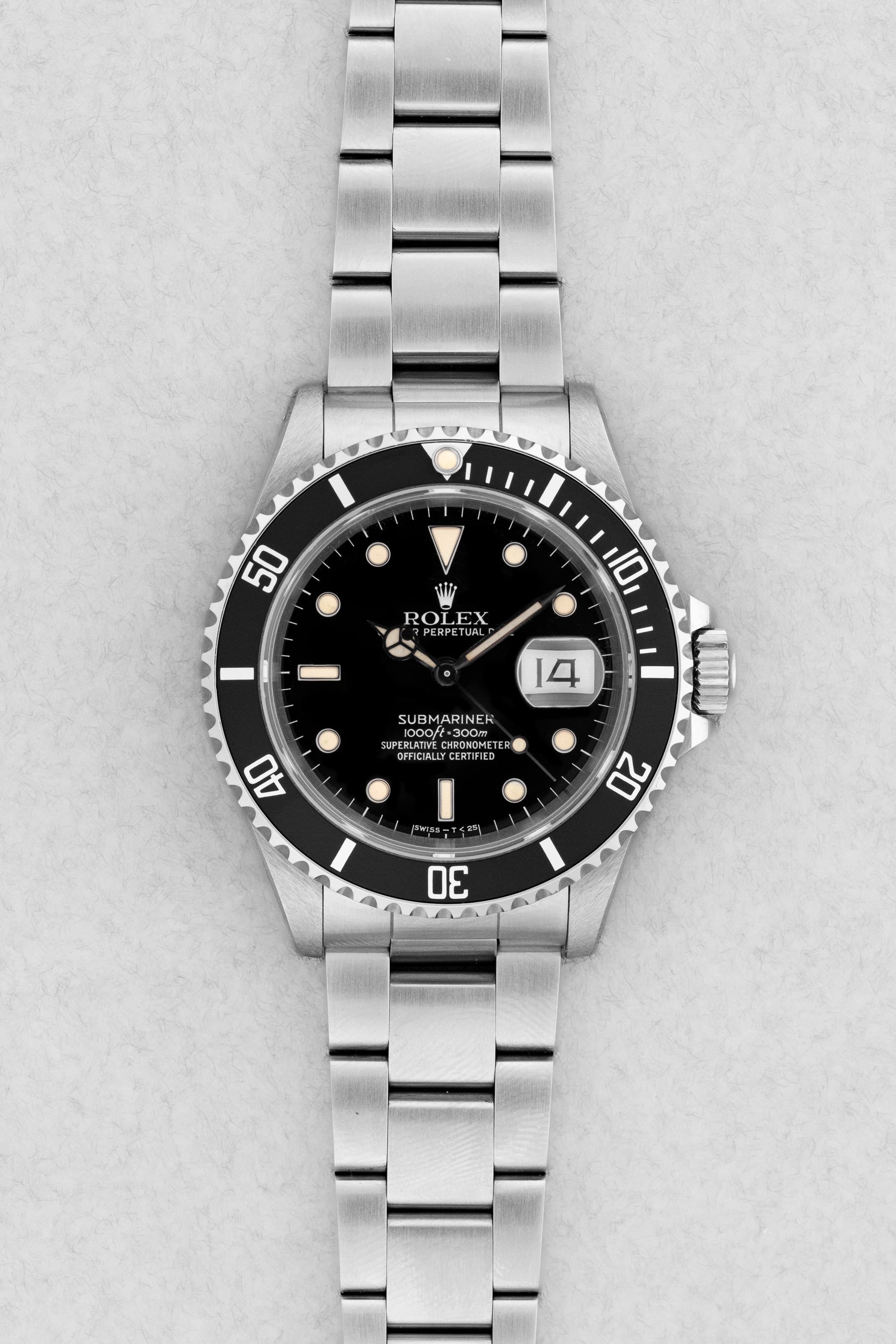 D81H-vn Rolex Submariner Date 16610 de 1989-1990 – Garantie d'origine, Excellent état et Patine tritium chaleureuse - Front
