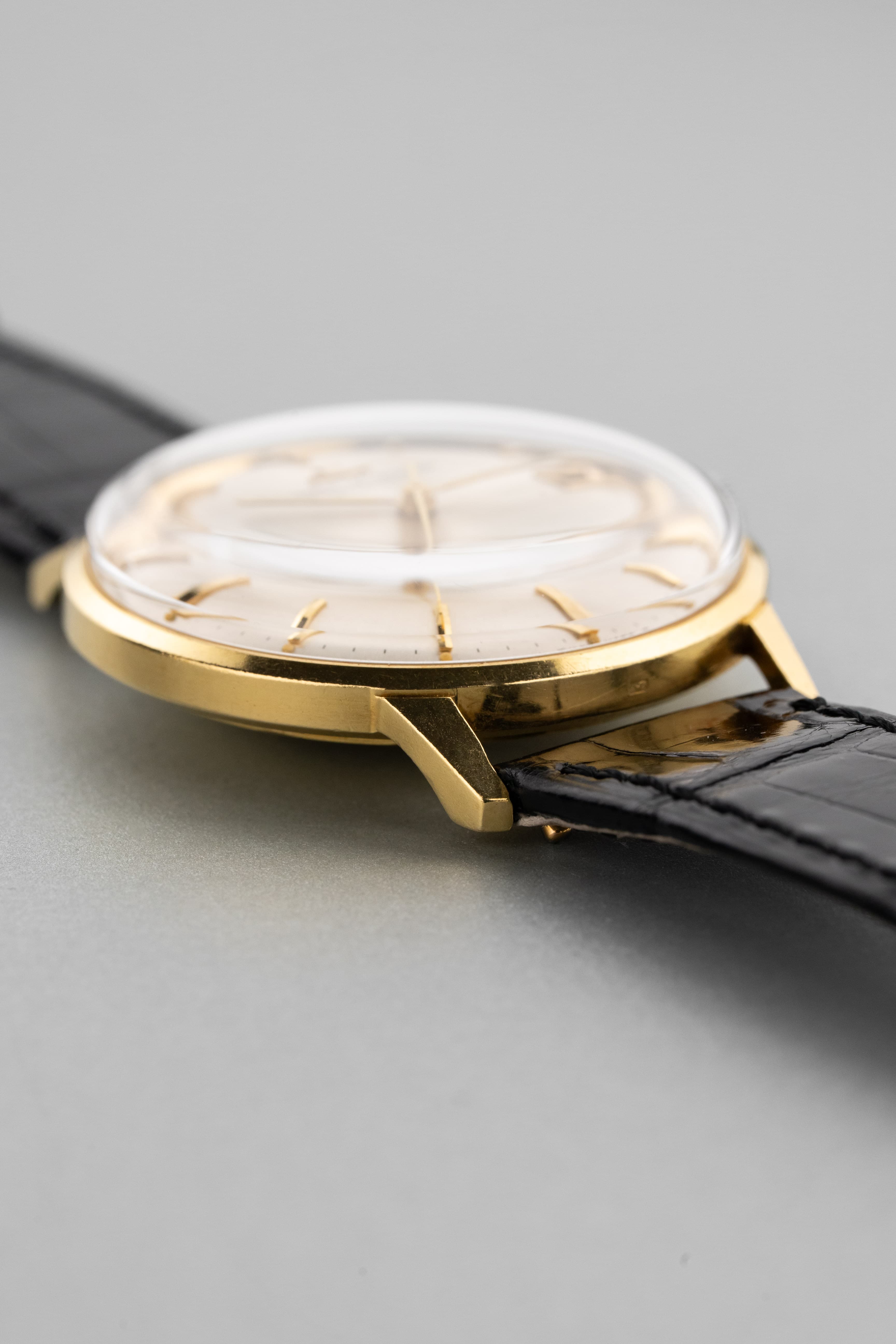 E25M Jaeger-LeCoultre Chronomètre Geomatic ref. E398 استثنائية من الذهب الأصفر، حوالي عام 1965 - الجانب الأيسر