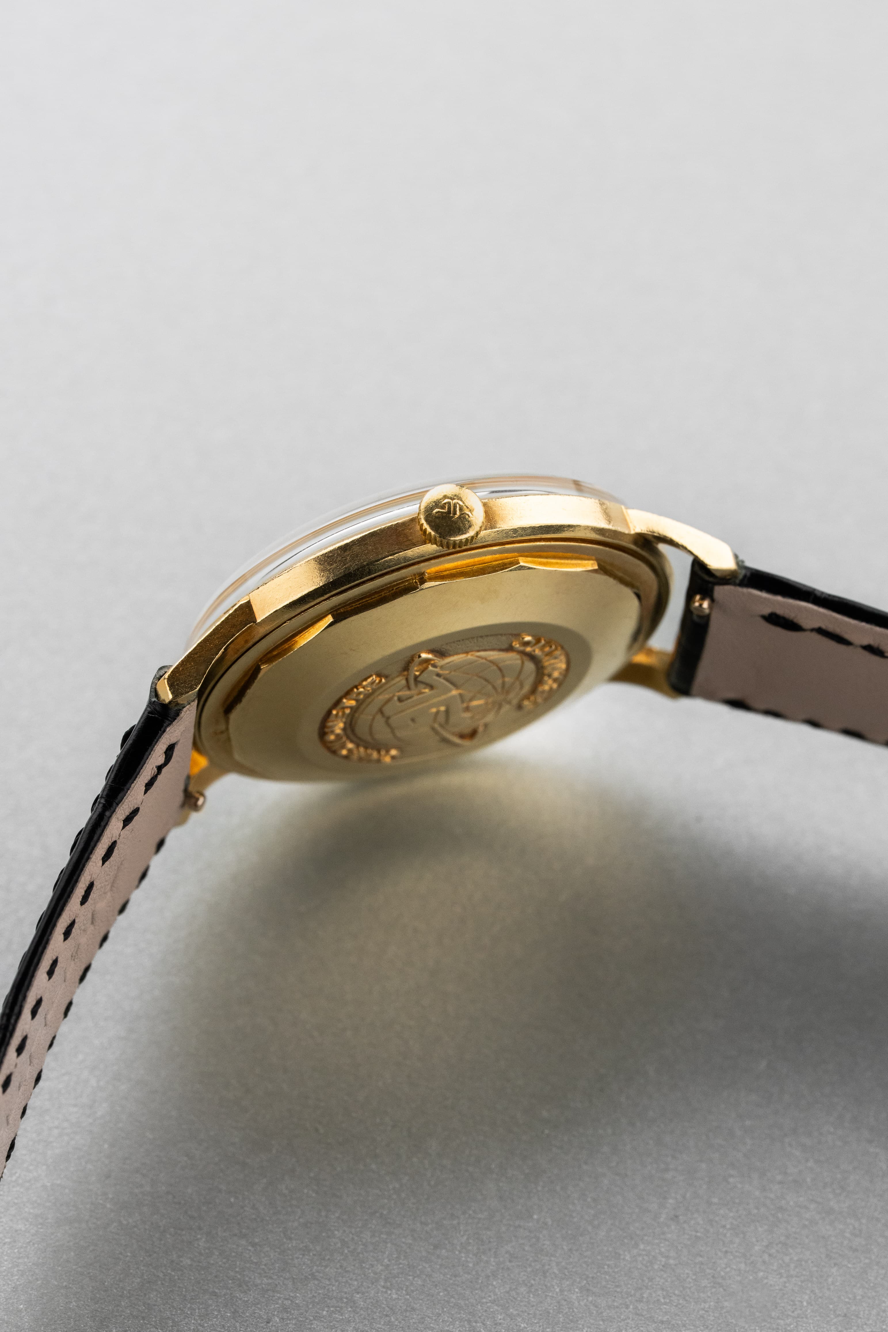 E25M Exceptionnelle Jaeger-LeCoultre Chronomètre Geomatic réf. E398 en or jaune, circa 1965 - Right side