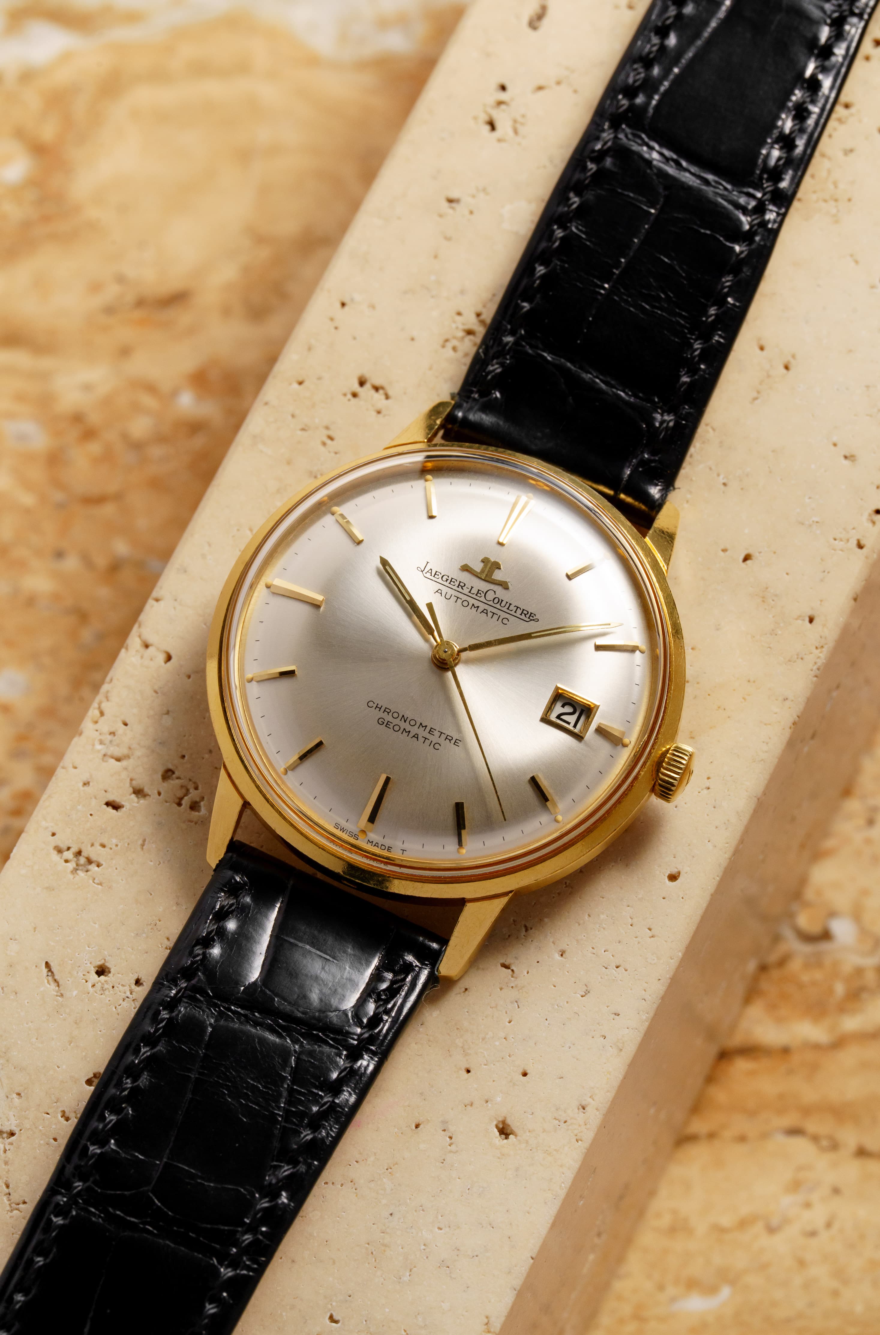 E25M Exceptionnelle Jaeger-LeCoultre Chronomètre Geomatic réf. E398 en or jaune, circa 1965 - Three Quarters