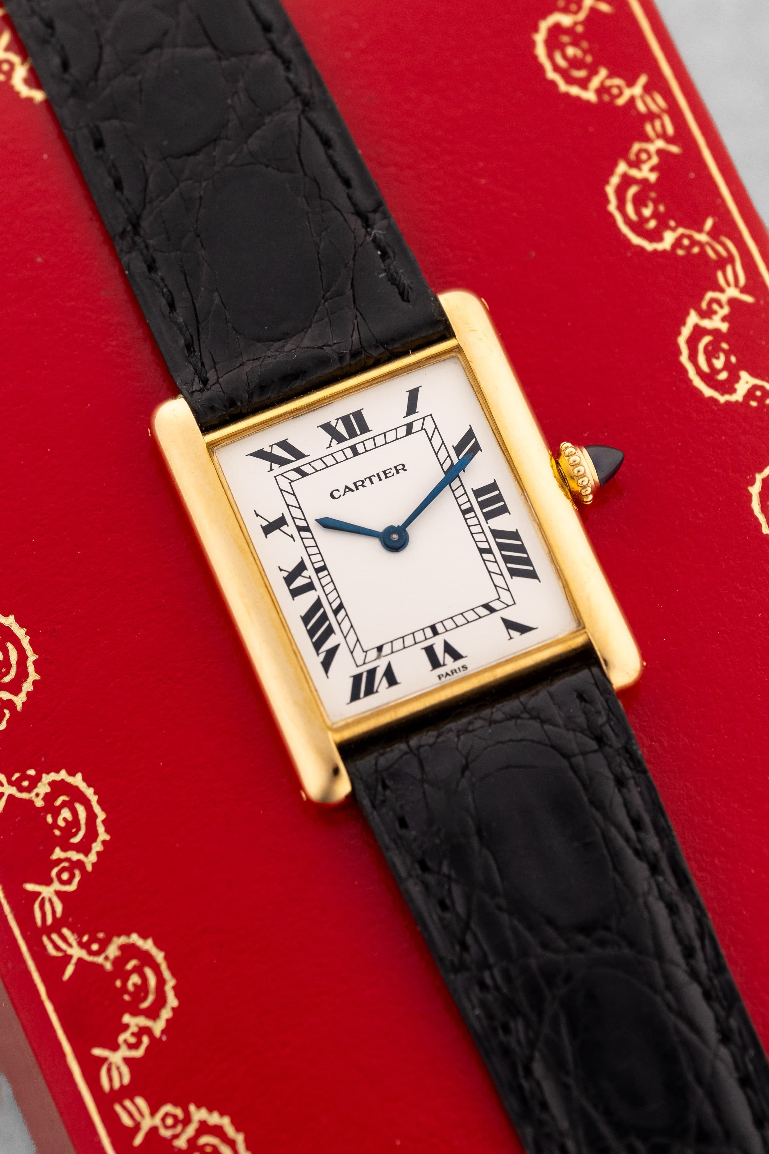 EEBC Cartier Tank Louis Extra-Plate réf. 96019 circa 1975 – Cadran « PARIS », Parfait état, Piguet 21 - Lifestyle