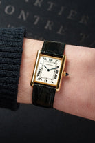 EEBC Cartier Tank Louis Extra-Plate réf. 96019 circa 1975 – Cadran « PARIS », Parfait état, Piguet 21 - Wristshot