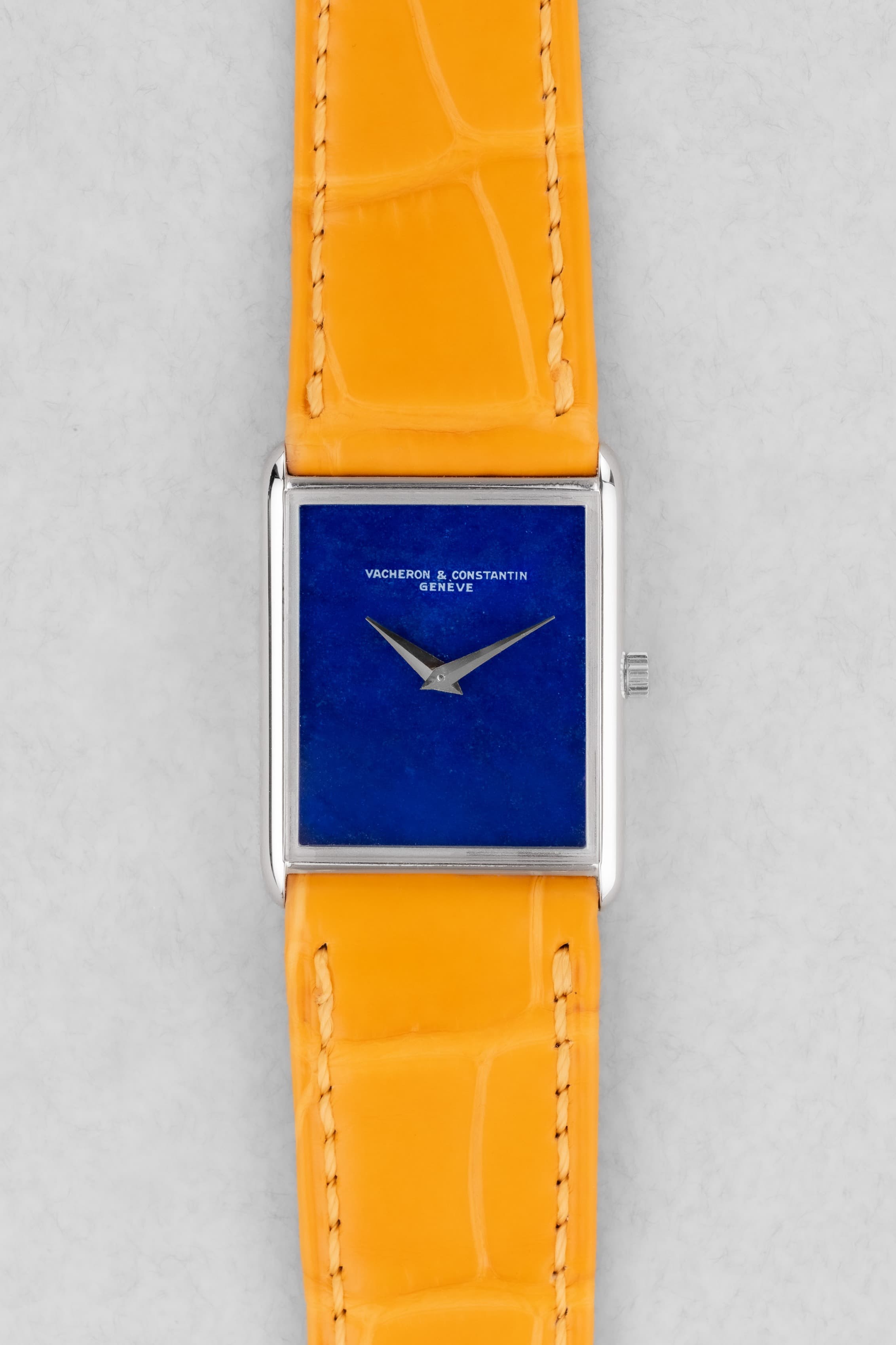 EPPE Superbe Vacheron Constantin « Tank » Lapis Lazuli en or blanc, calibre 1003 Extra-Plat, circa 1975 - Front