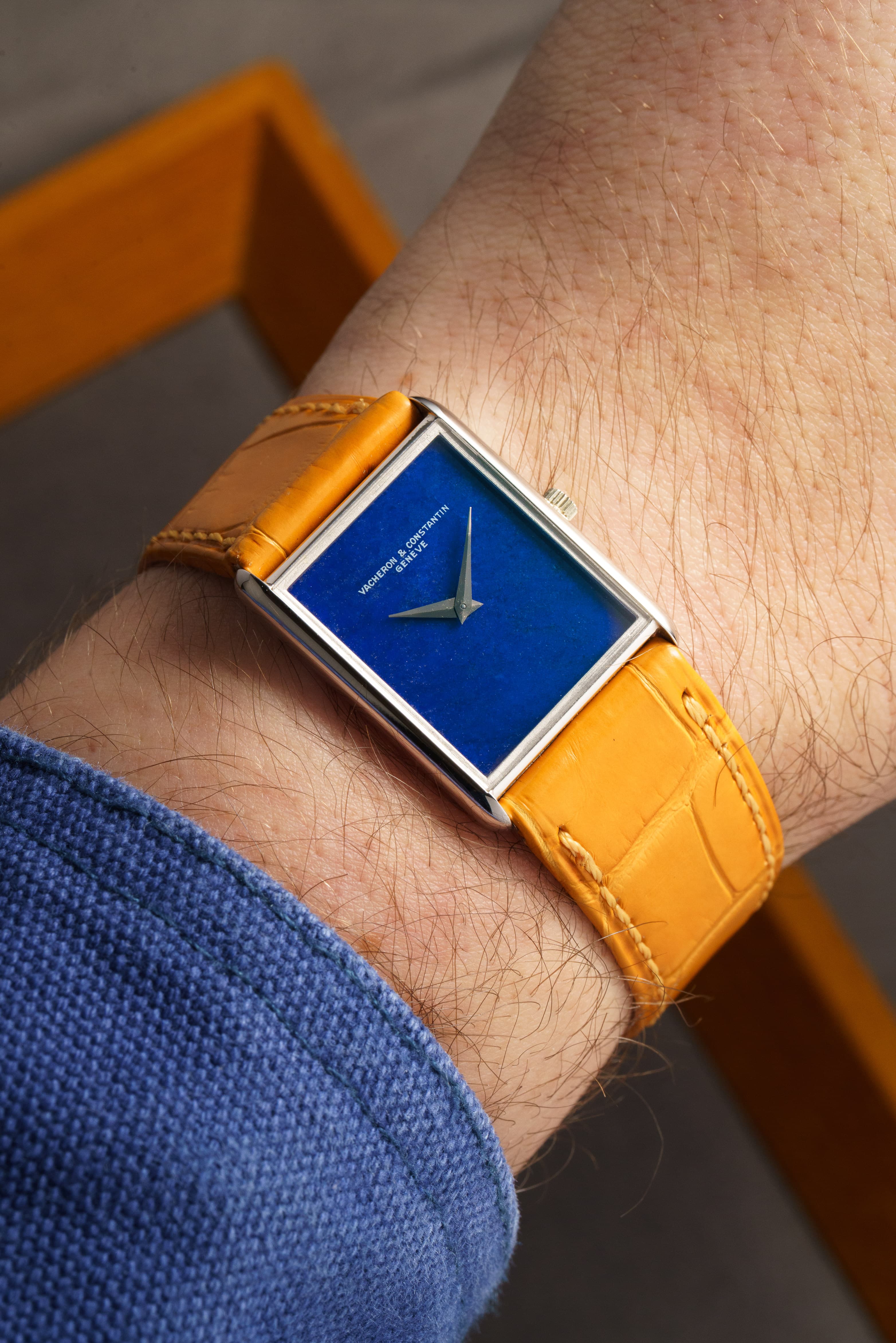 EPPE 탁월한 Vacheron Constantin 「Tank」 라피스 라줄리 화이트 골드, Cal. 1003 울트라씬, 1975년경 - 손목 착용
