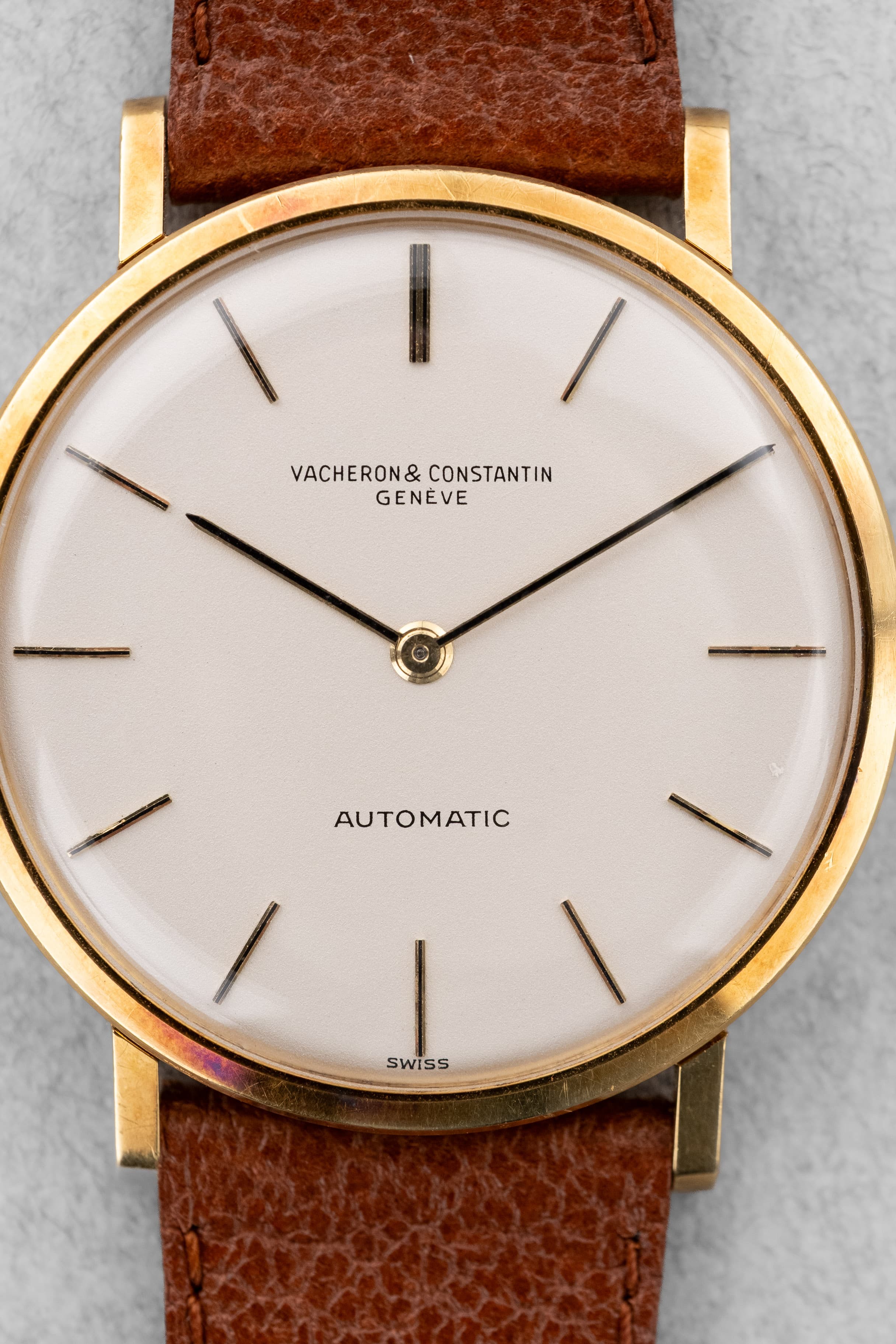 FDV3-eJ Vacheron Constantin Automatique Extra-Plate « Patrimony/Calatrava » réf. 7409 en or jaune, circa 1970 – N.O.S. - Dial