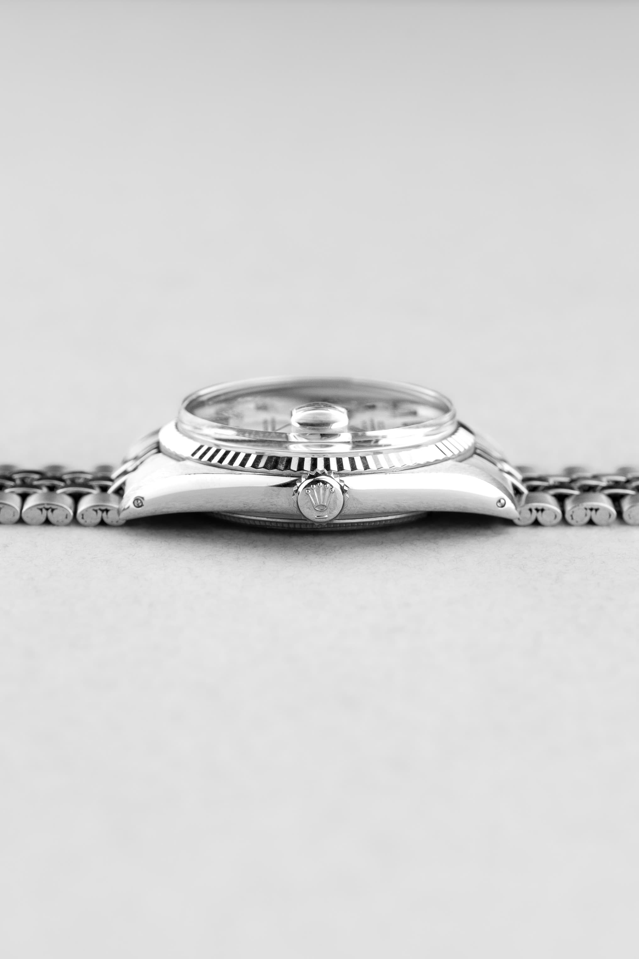 FJGH Rolex Datejust réf. 1601 en acier de 1970 – Cadran « Silver Wide Boy » - Right side