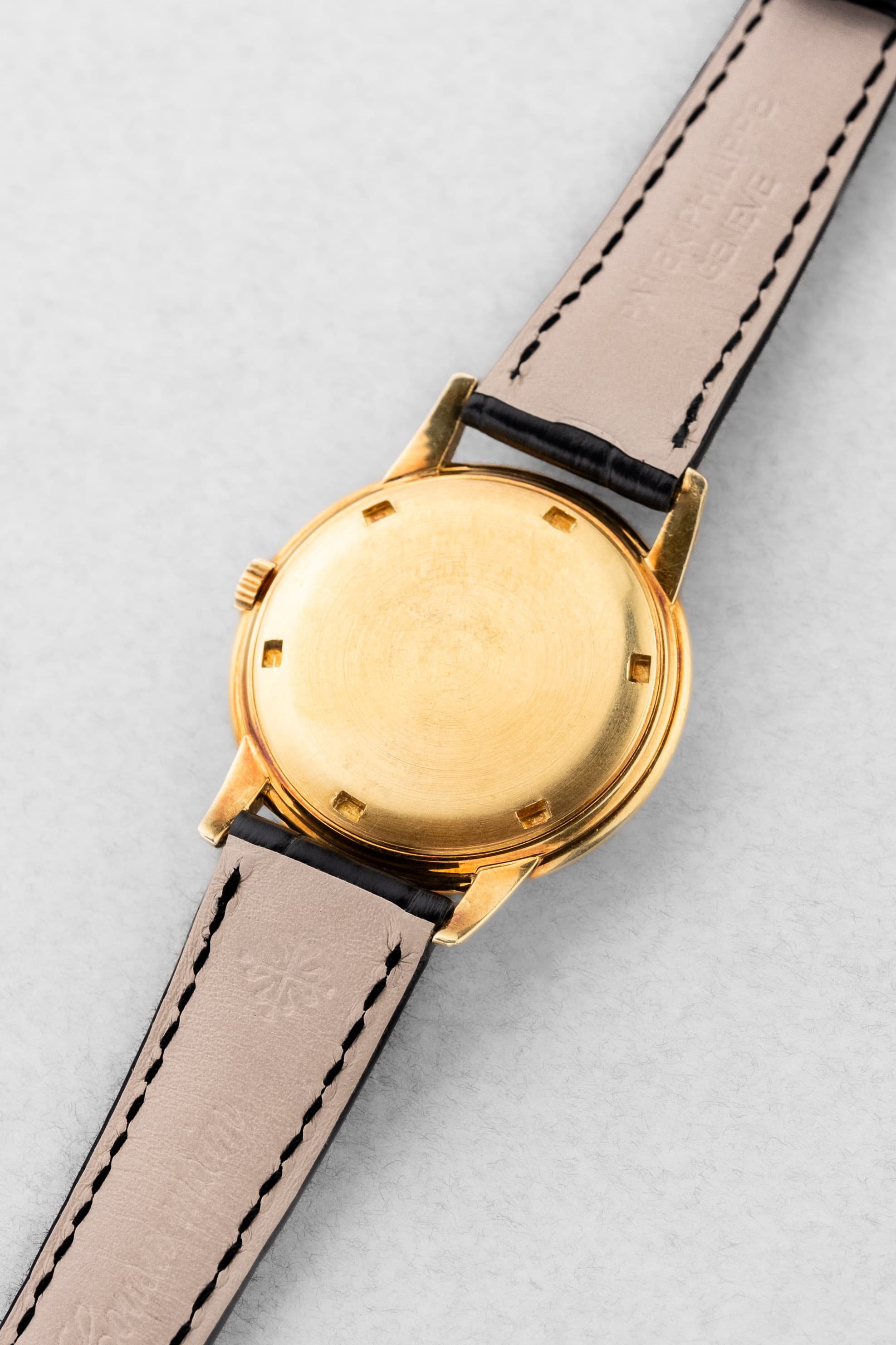 GLPG Rare et superbe Patek Philippe Calatrava réf. 2525-1 en or jaune, vendue par Guillermin à Paris – Remarquablement préservée - Back