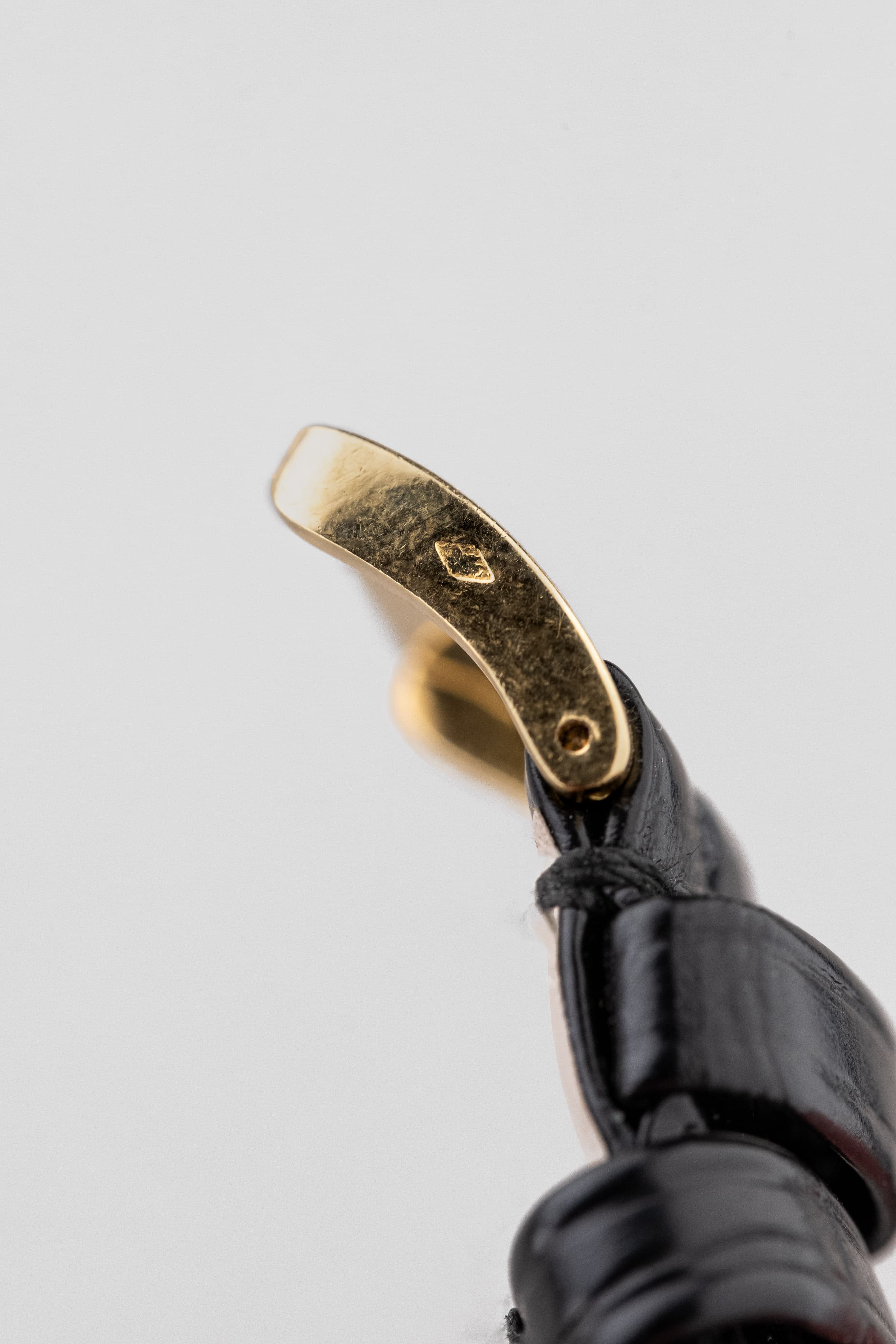 GLPG Rare et superbe Patek Philippe Calatrava réf. 2525-1 en or jaune, vendue par Guillermin à Paris – Remarquablement préservée - Buckle Outside