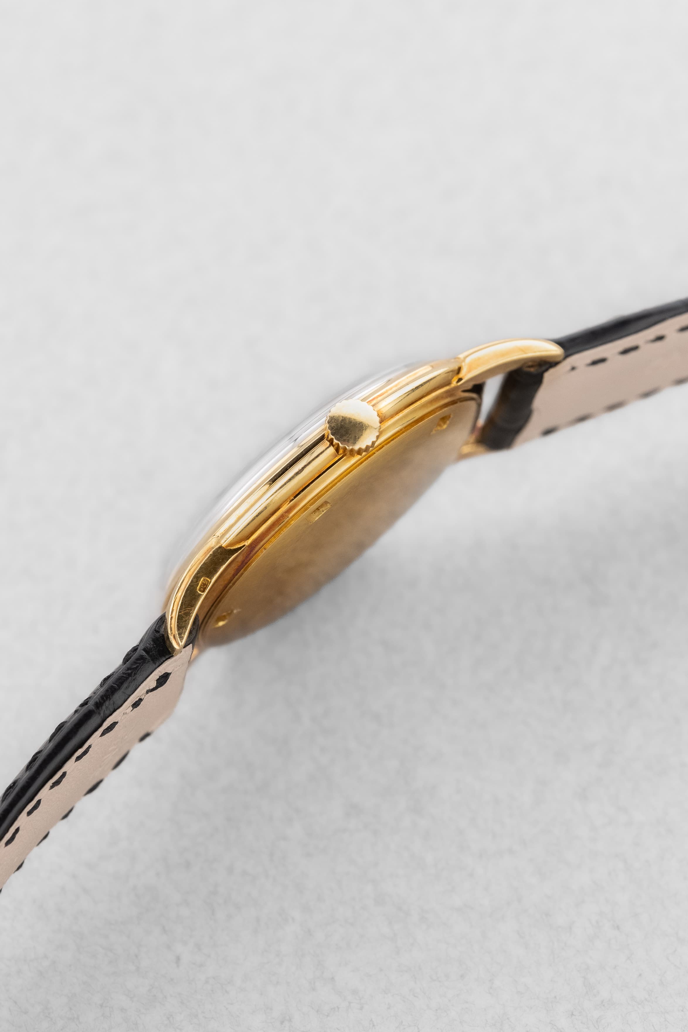 GLPG Rare et superbe Patek Philippe Calatrava réf. 2525-1 en or jaune, vendue par Guillermin à Paris – Remarquablement préservée - Right side