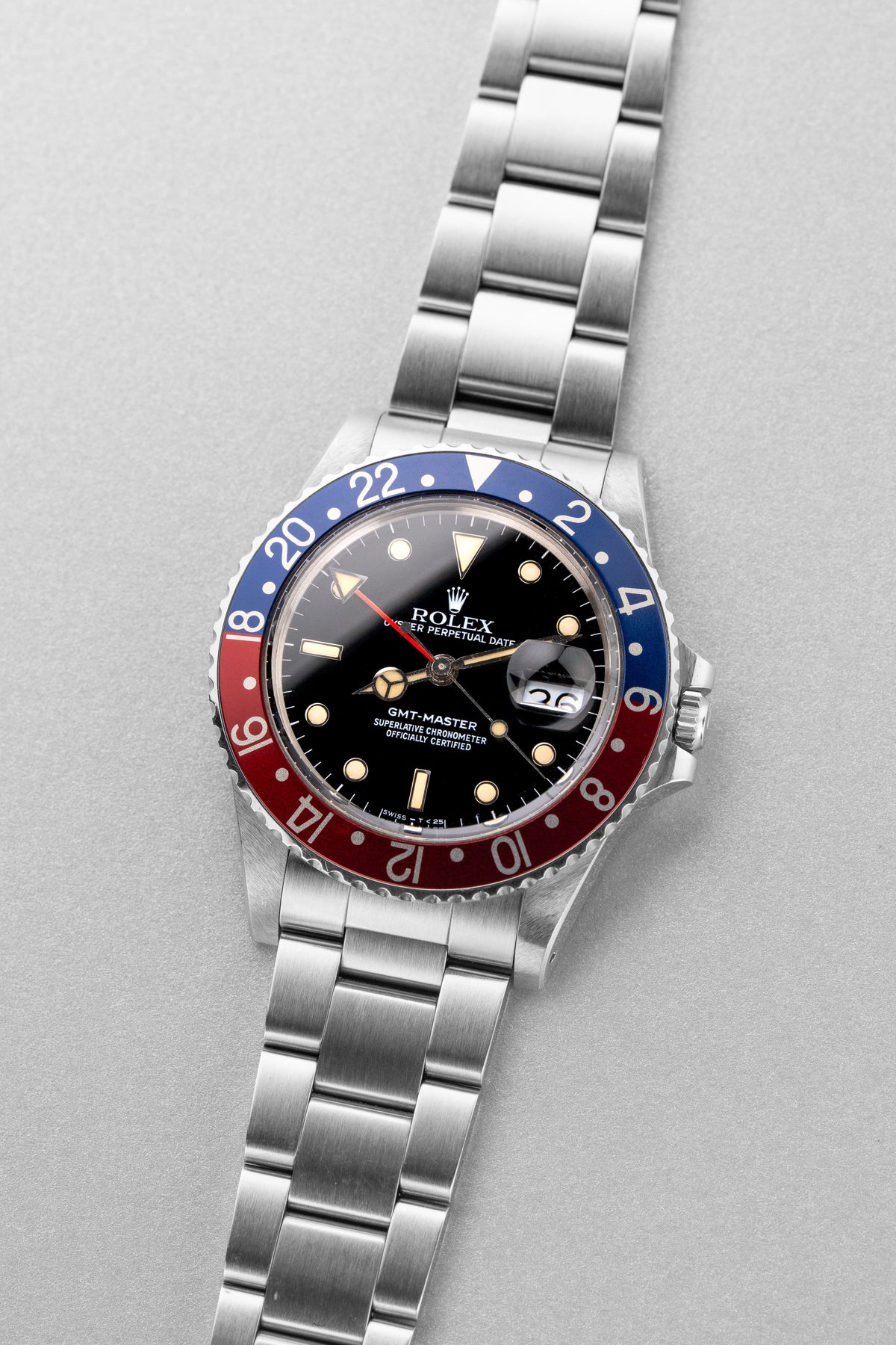 GY5Z 精美的 Rolex GMT-Master 型號 16750，1987 年——N.O.S. + 原廠 Rolex Sticker - 四分之三視角