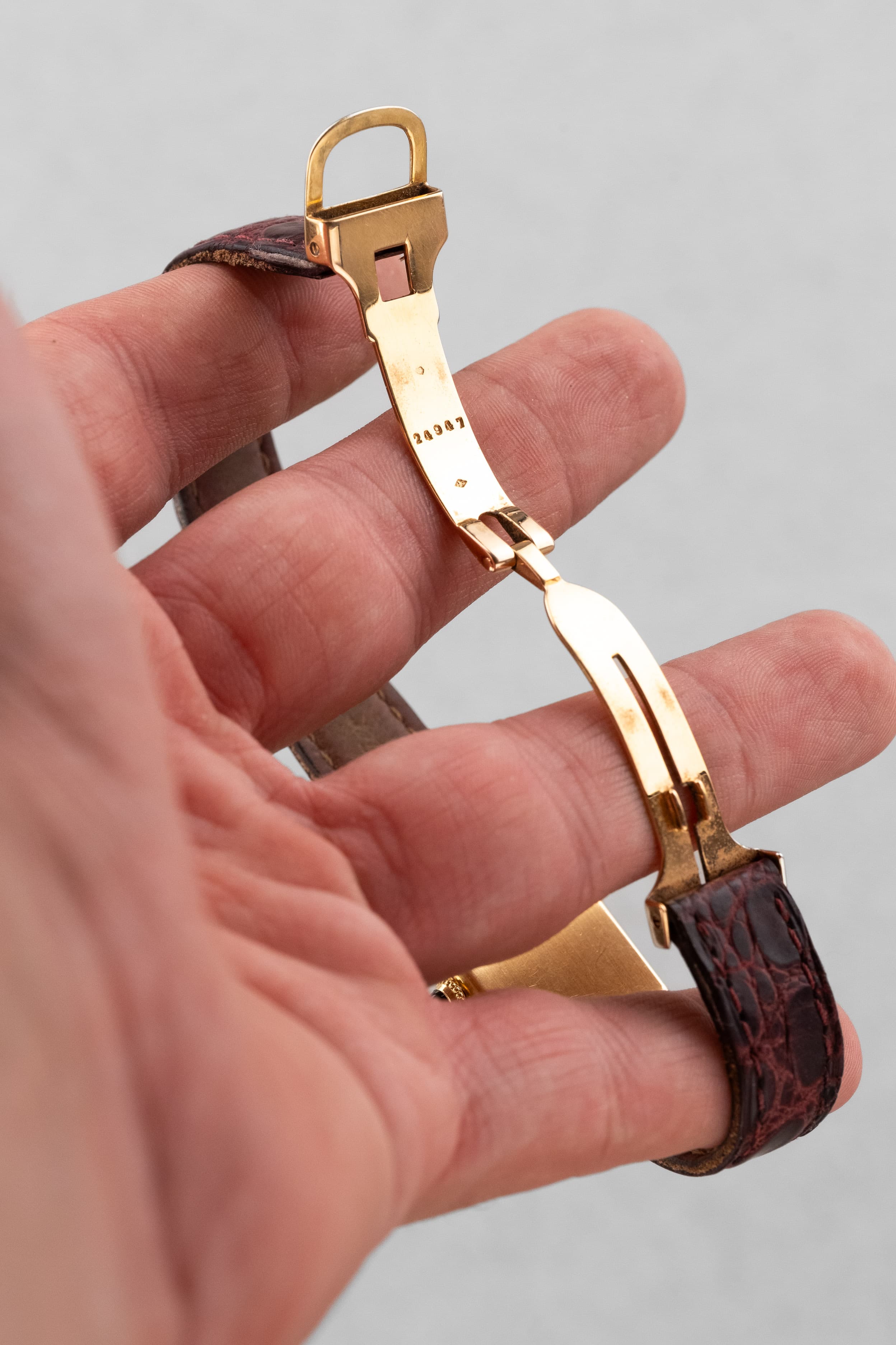 H2ZD Rare Cartier Tank « PARIS » en or jaune, mouvement European Watch & Clock Co. signé Cartier, circa 1971 - Buckle Inside