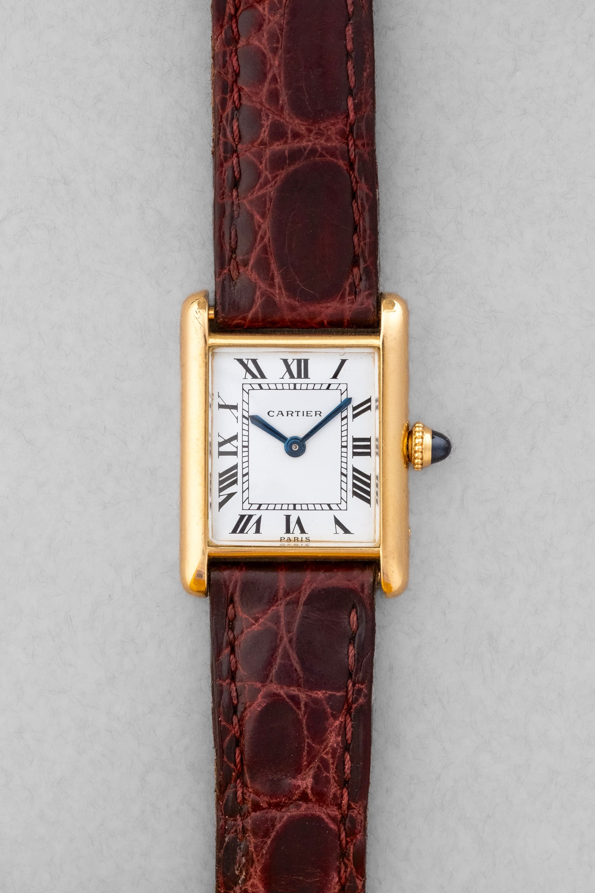 H2ZD Rare Cartier Tank « PARIS » en or jaune, mouvement European Watch & Clock Co. signé Cartier, circa 1971 - Front