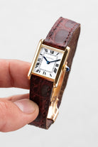 H2ZD Rare Cartier Tank « PARIS » en or jaune, mouvement European Watch & Clock Co. signé Cartier, circa 1971 - Overview