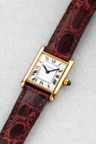 H2ZD Rare Cartier Tank « PARIS » en or jaune, mouvement European Watch & Clock Co. signé Cartier, circa 1971 - Three Quarters