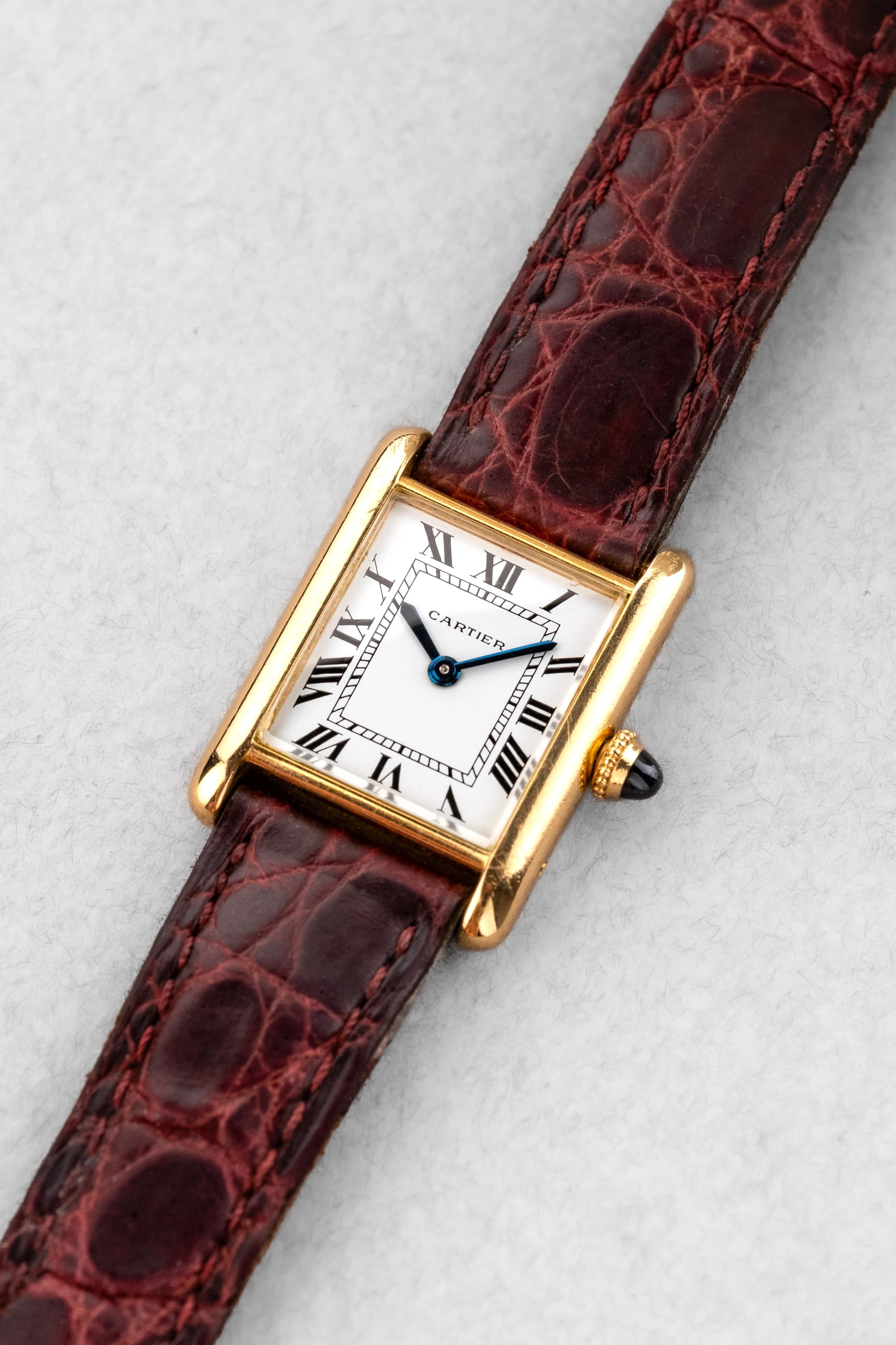 H2ZD Rare Cartier Tank « PARIS » en or jaune, mouvement European Watch & Clock Co. signé Cartier, circa 1971 - Three Quarters