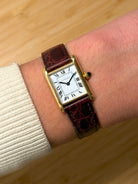 H2ZD Rare Cartier Tank « PARIS » en or jaune, mouvement European Watch & Clock Co. signé Cartier, circa 1971 - Wristshot
