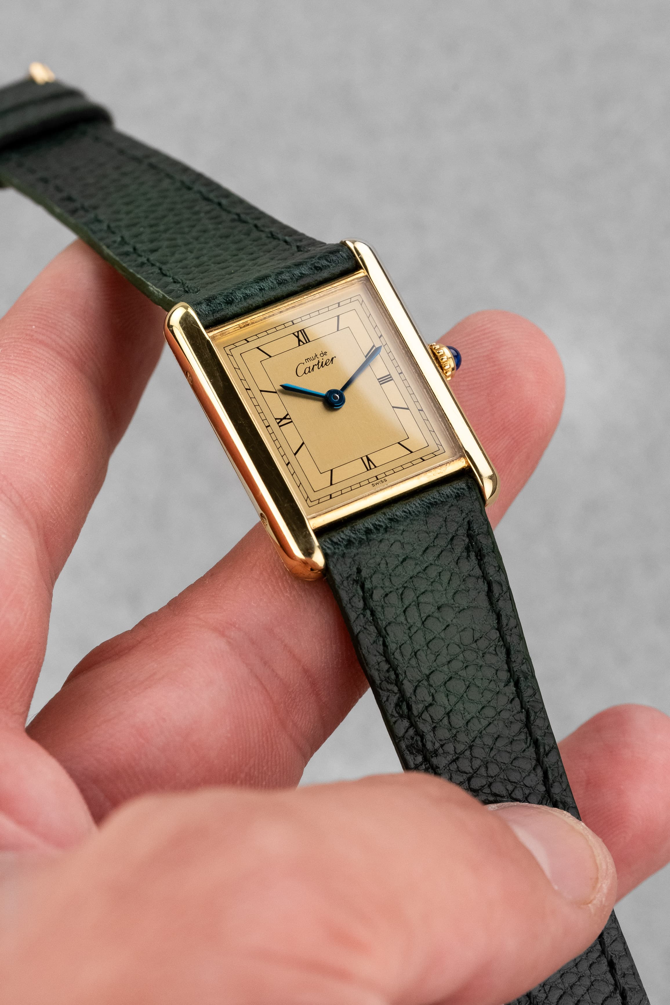HNKF-sB Cartier Tank Must Quartz GM 6 « Golden Art Déco » - Lifestyle