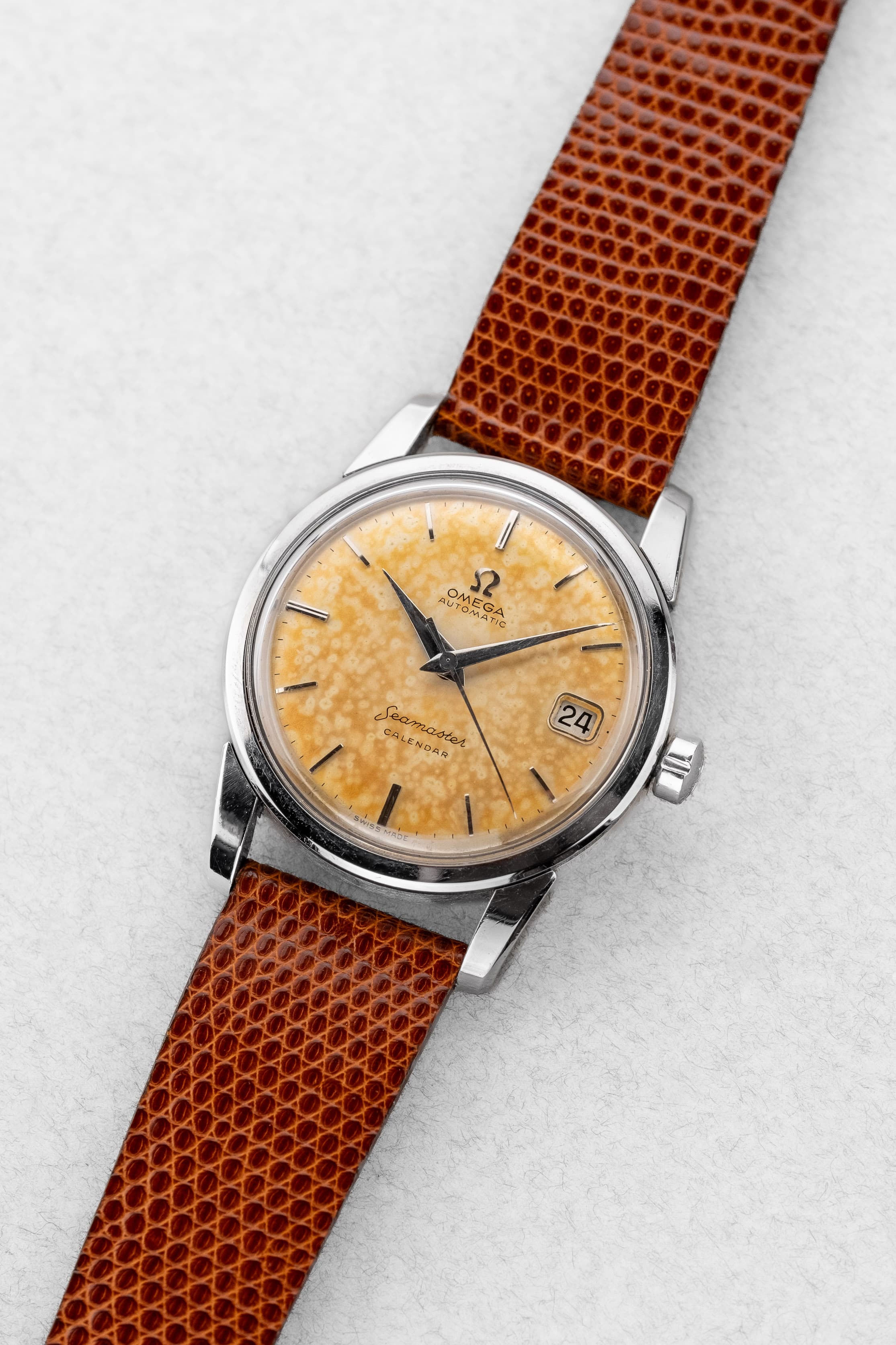 HZ2U Omega Seamaster Calendar réf. 2849-5 SC de 1958 – Cadran Tropical - Three Quarters