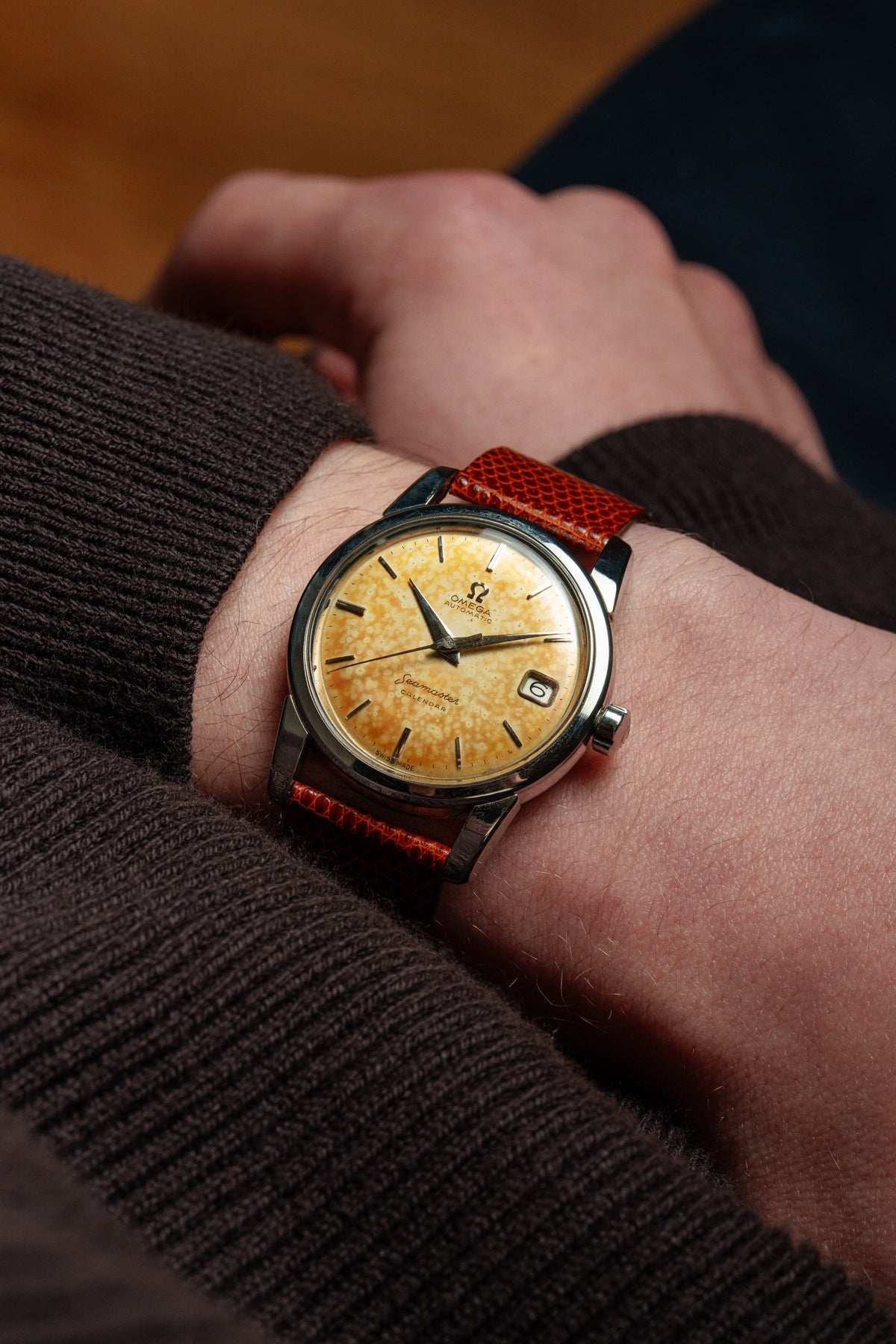 HZ2U Omega Seamaster Calendar ref. 2849-5 SC, 1958년 – Tropical 다이얼 - 손목 착용