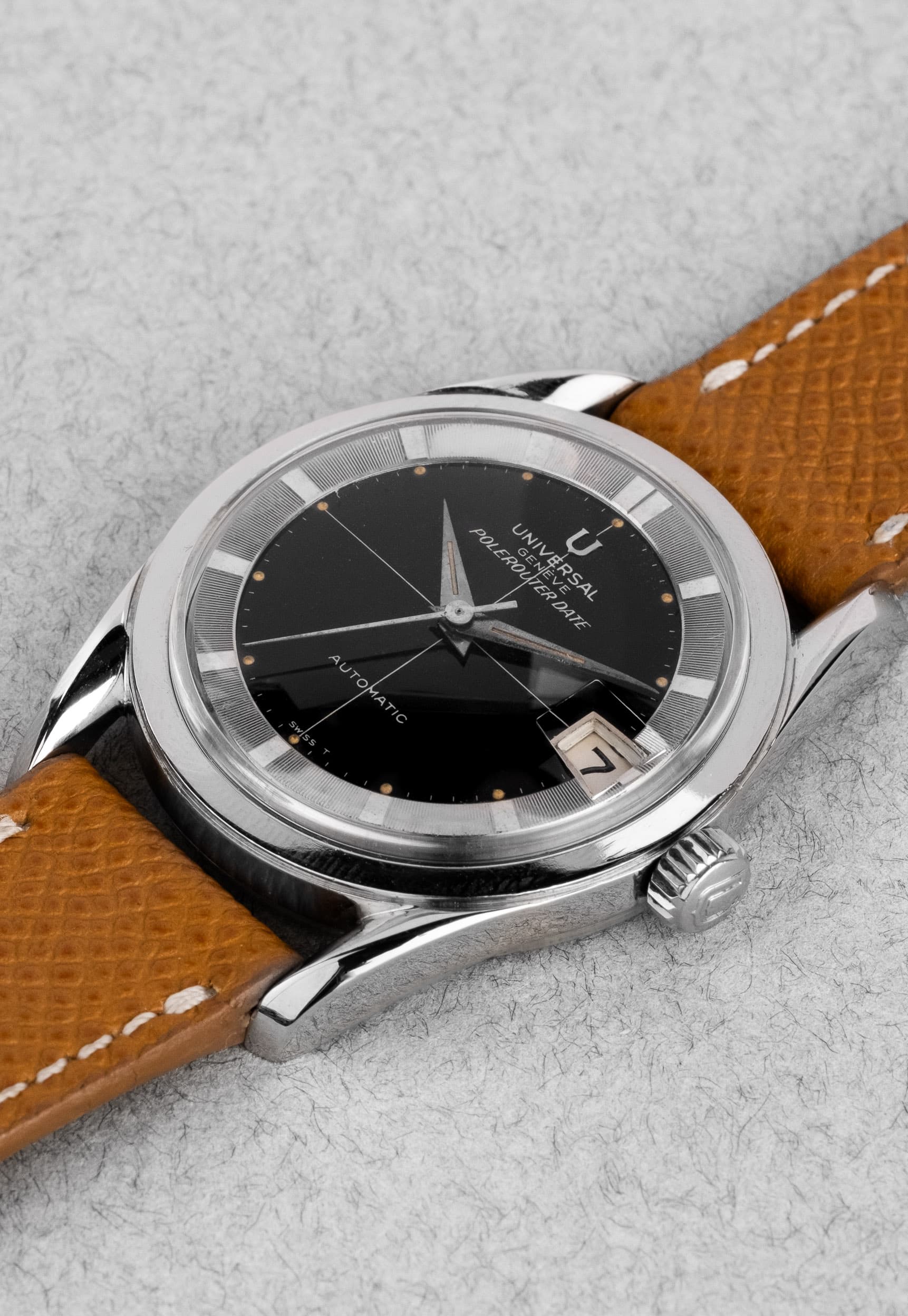 J58H Superbe Universal Genève Polerouter Date Micro-Rotor 204612-2 de 1963 - Three Quarters