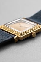 JEJF 優雅的 Boucheron La Carrée 黃金腕錶，circa 1970——「Clous de Paris」 - 特寫