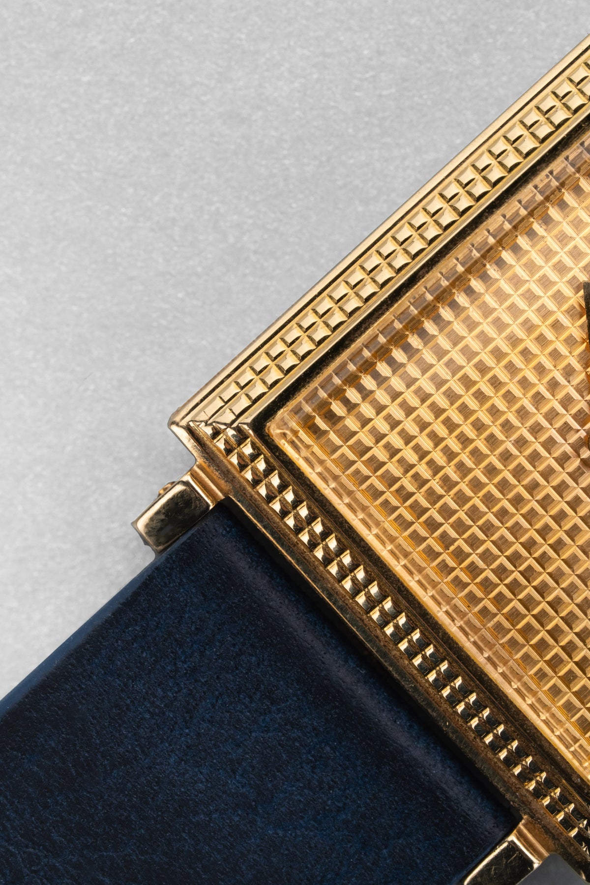 JEJF 優雅的 Boucheron La Carrée 黃金腕錶，circa 1970——「Clous de Paris」 - 特寫