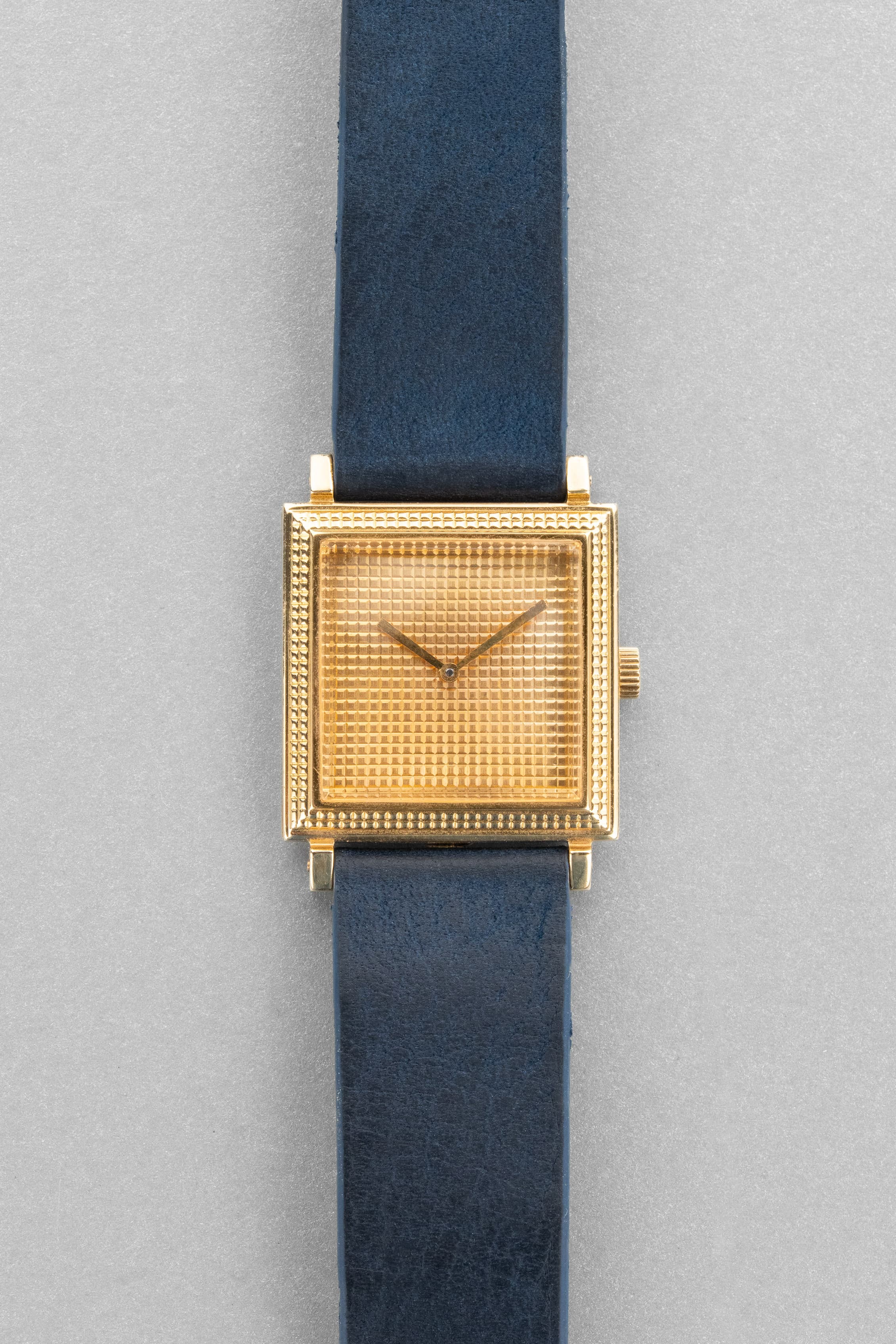 JEJF Élégante Boucheron La Carrée en or jaune, circa 1970 – « Clous de Paris » - Front