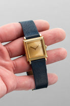 JEJF 優雅的 Boucheron La Carrée 黃金腕錶，circa 1970——「Clous de Paris」 - 情境照