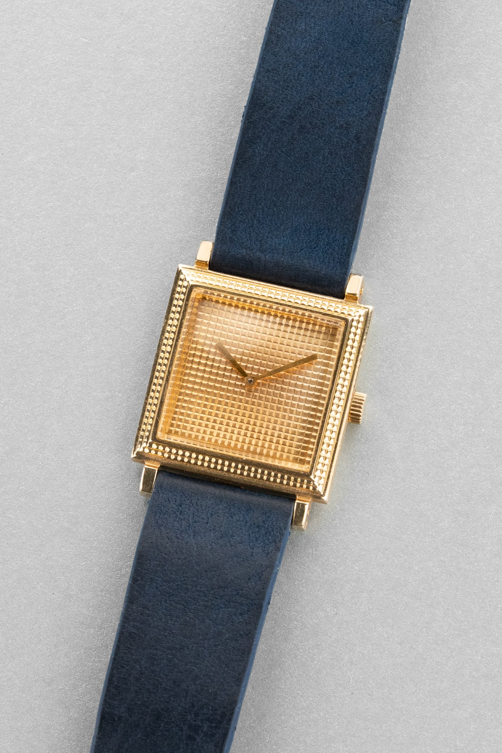 JEJF Élégante Boucheron La Carrée en or jaune, circa 1970 – « Clous de Paris » - Three Quarters
