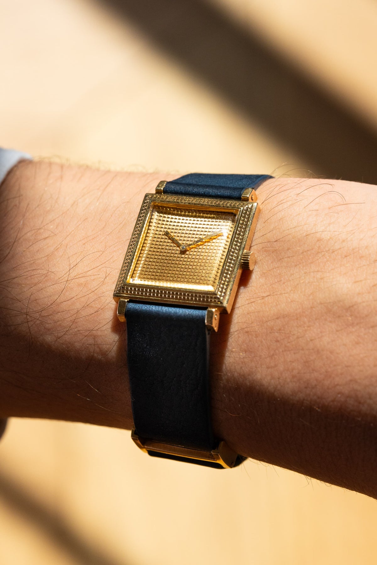 JEJF 優雅的 Boucheron La Carrée 黃金腕錶，circa 1970——「Clous de Paris」 - 上手照