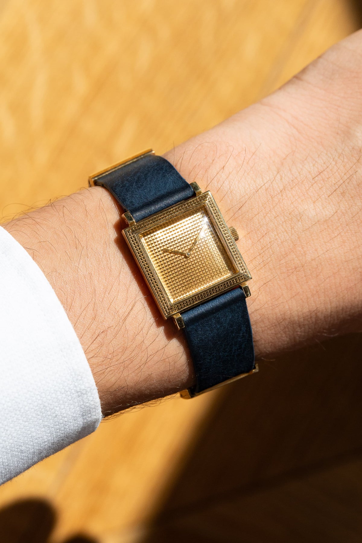 JEJF 優雅的 Boucheron La Carrée 黃金腕錶，circa 1970——「Clous de Paris」 - 上手照