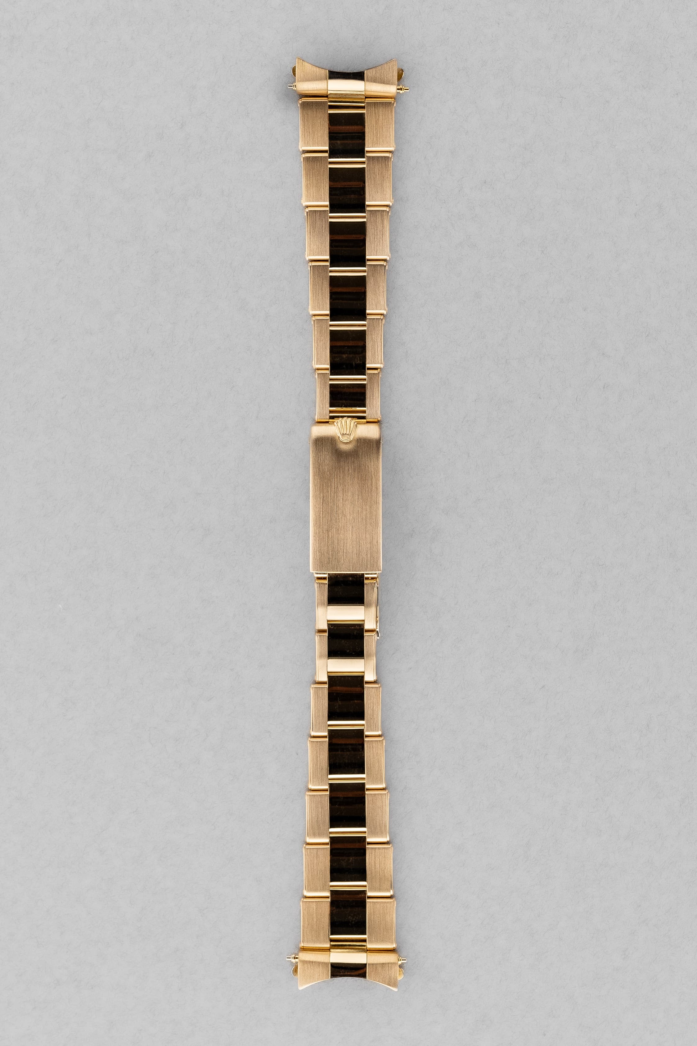 JJQZ Incroyable Rolex Oyster Perpetual Date réf. 15038 en or jaune de 1985 – Comme neuve - Bracelet Front