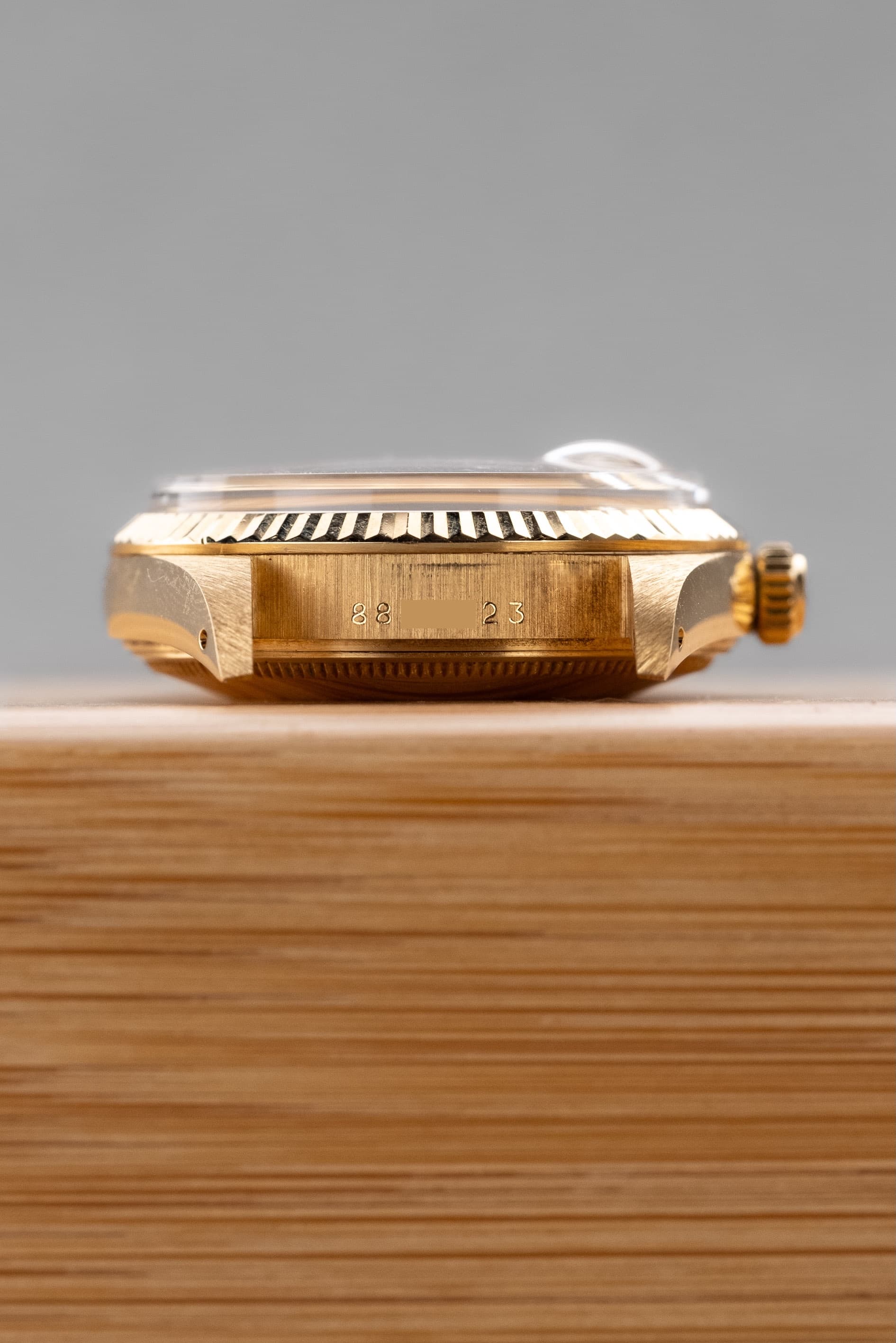 JJQZ Incroyable Rolex Oyster Perpetual Date réf. 15038 en or jaune de 1985 – Comme neuve - Lugs - Serial