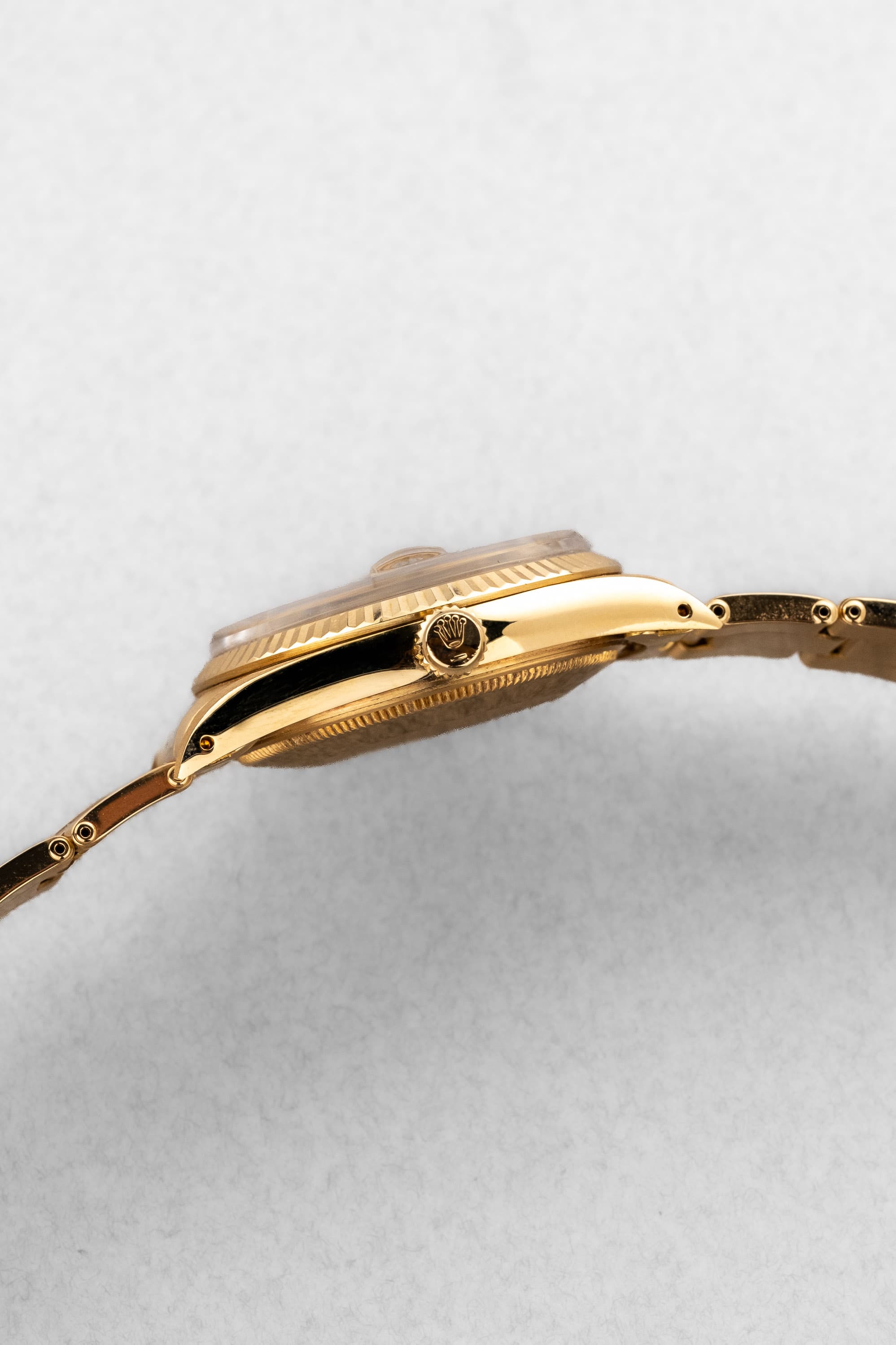 JJQZ Incroyable Rolex Oyster Perpetual Date réf. 15038 en or jaune de 1985 – Comme neuve - Right side