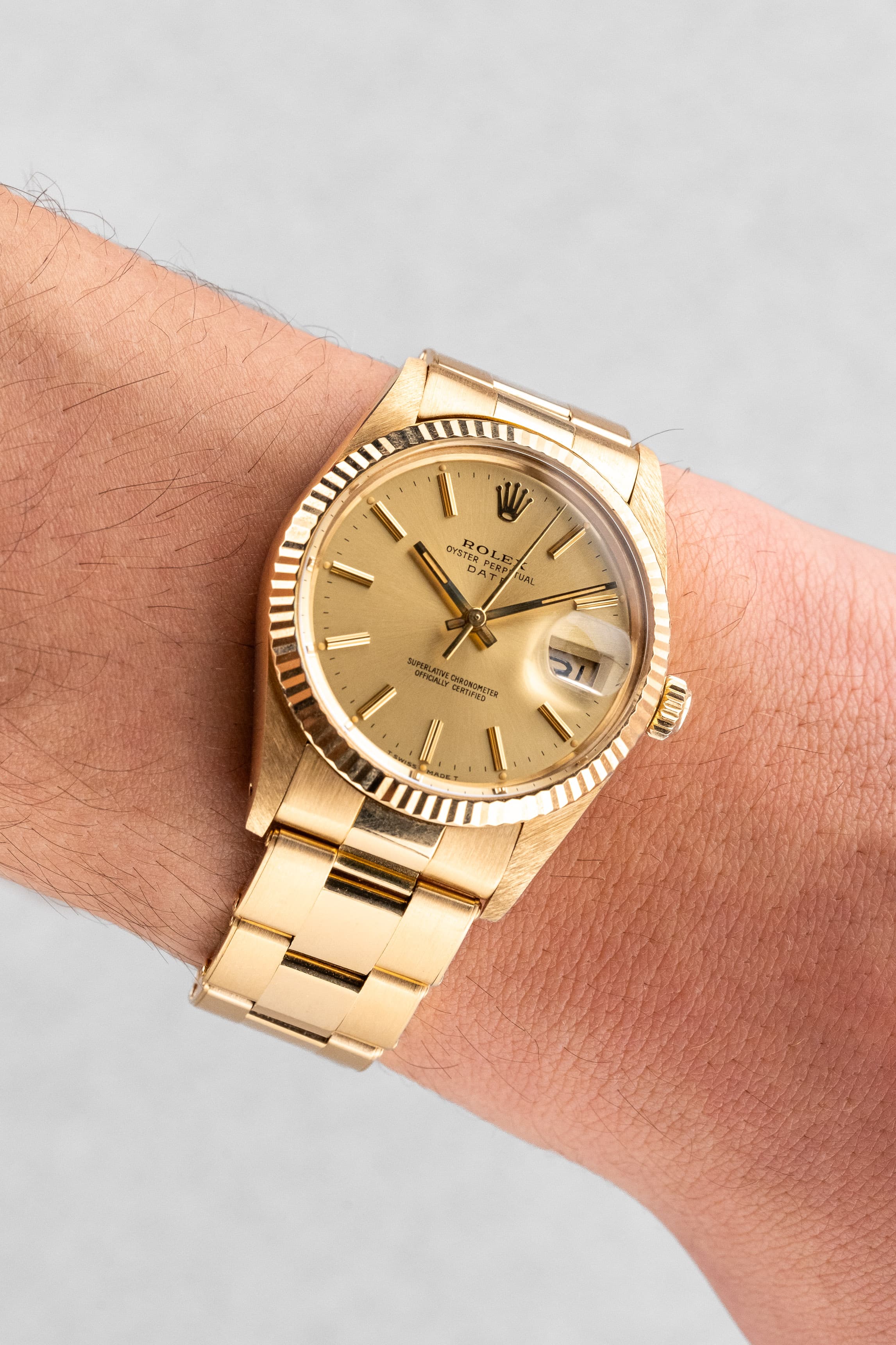 JJQZ Incroyable Rolex Oyster Perpetual Date réf. 15038 en or jaune de 1985 – Comme neuve - Wristshot