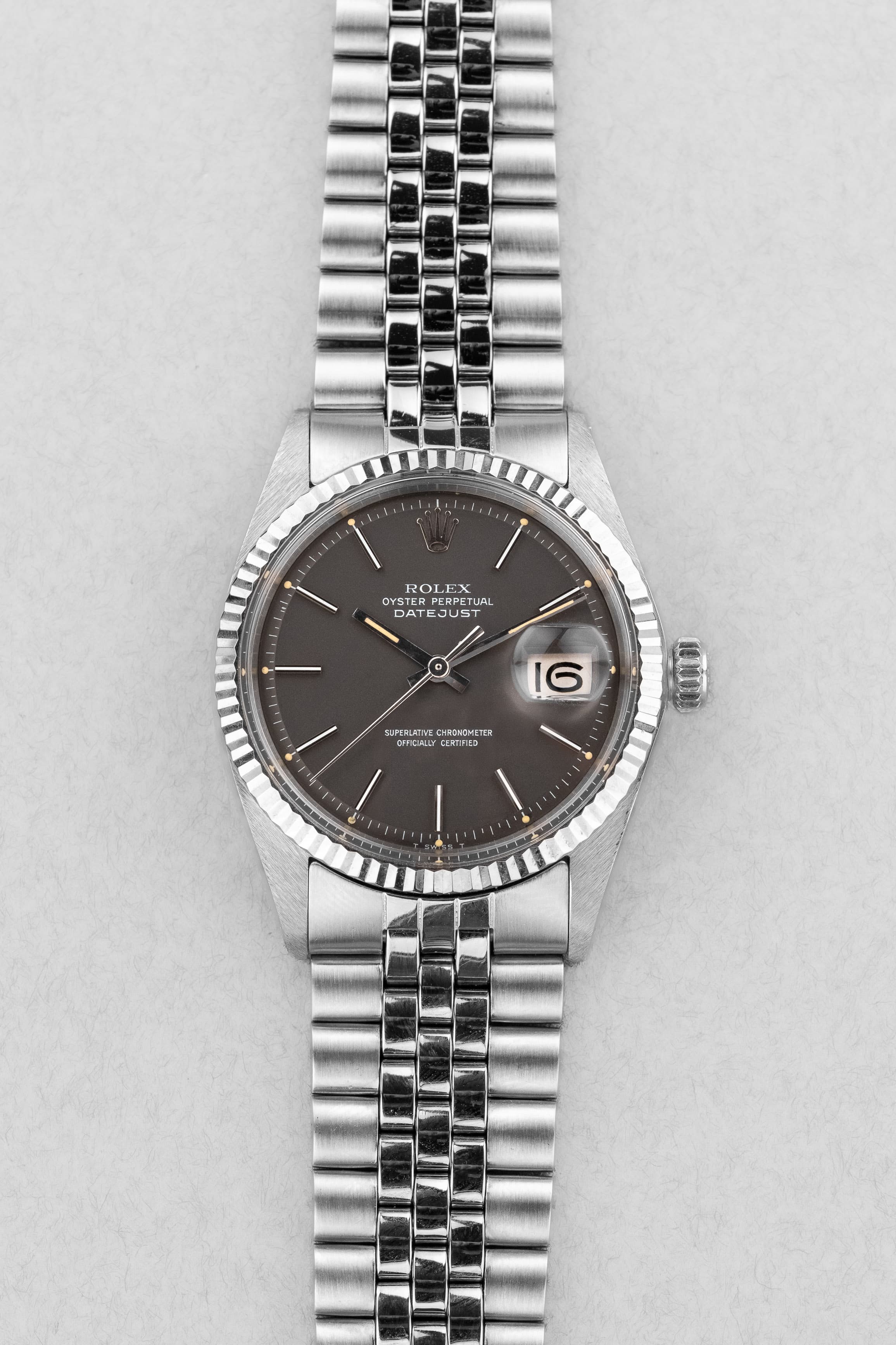 JMCE Rolex Datejust réf. 1601 en acier de 1972 – Cadran « Taupe/Gris Souris Satin » - Front