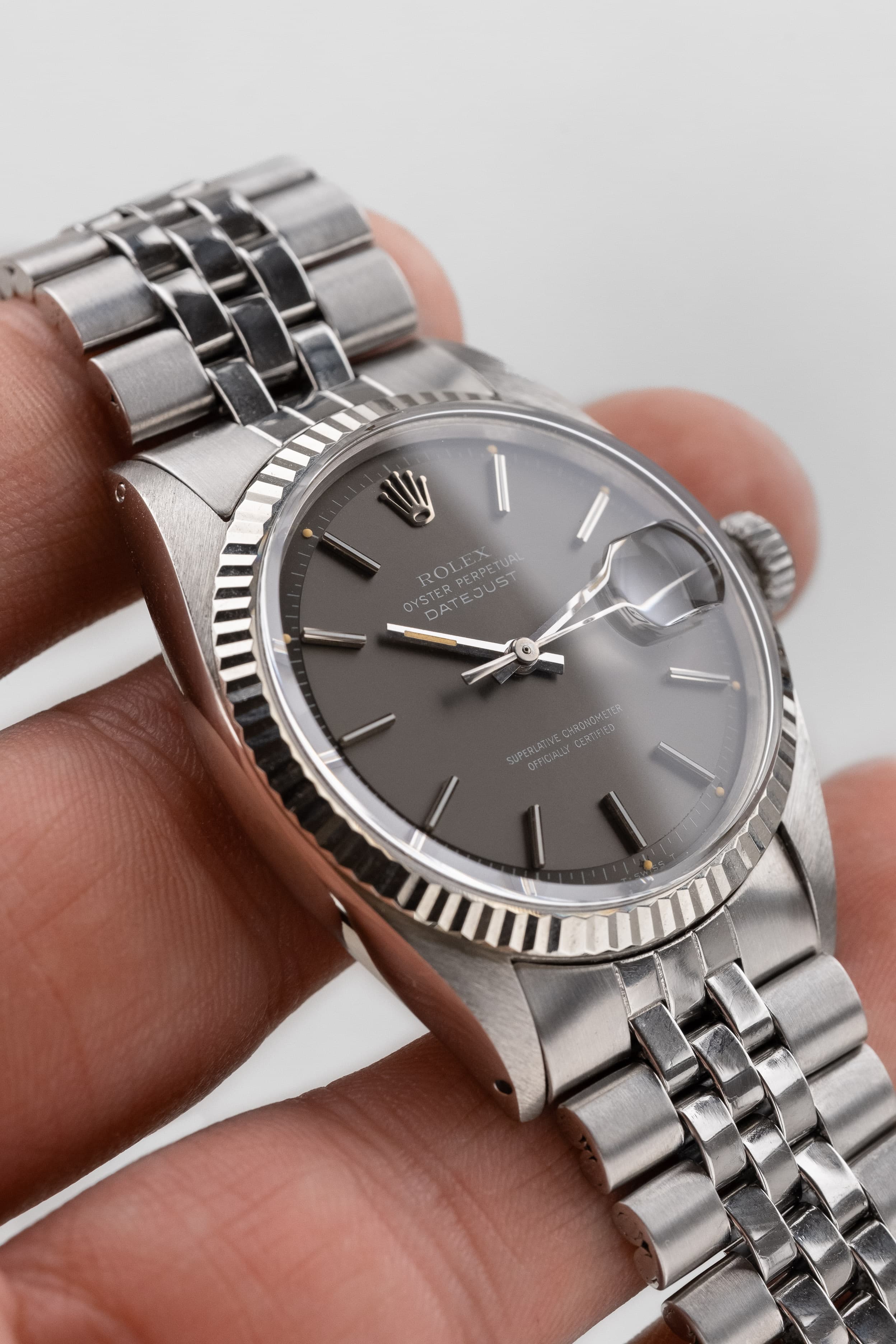 JMCE Rolex Datejust réf. 1601 en acier de 1972 – Cadran « Taupe/Gris Souris Satin » - Lifestyle