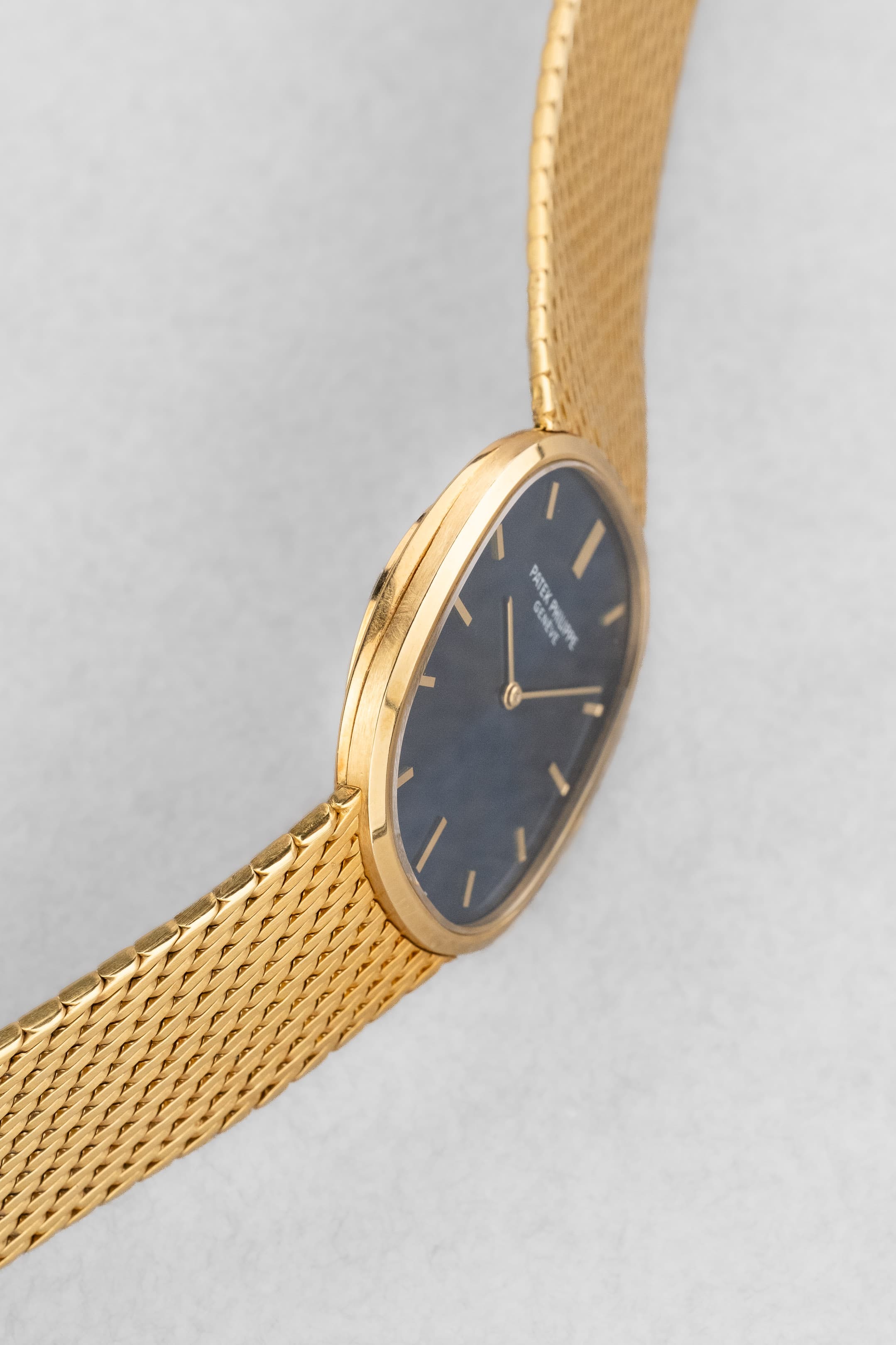 JNX1 Superbe Patek Philippe Ellipse d'Or réf. 3748/1 « Sigma » – Bracelet intégré et Parfait état - Left side