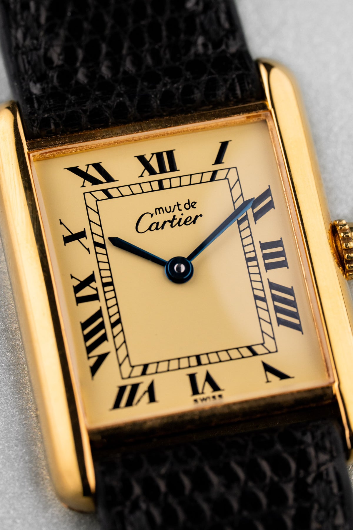 KJ3L Cartier Tank Must Quartz GM 5「Cream/Ivory Roman Dial」，1993 年 - 錶盤
