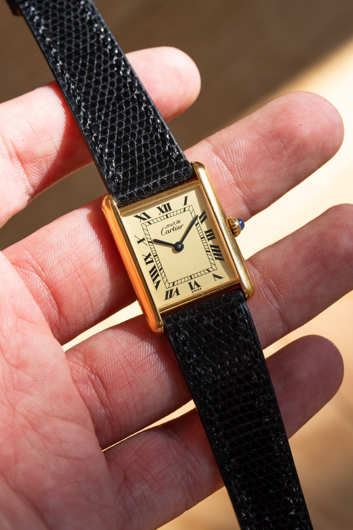 KJ3L Cartier Tank Must Quartz GM 5「Cream/Ivory Roman Dial」，1993 年 - 情境照
