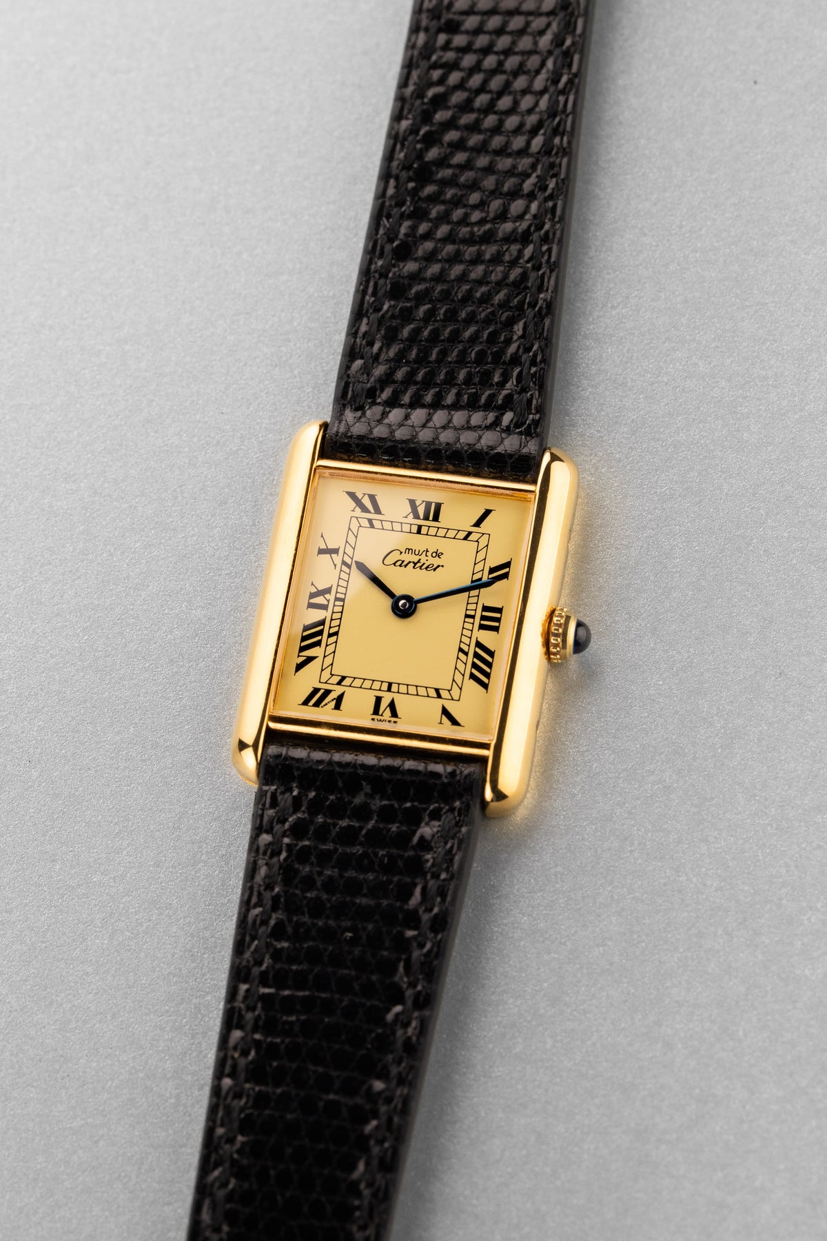 KJ3L Cartier Tank Must Quartz GM 5「Cream/Ivory Roman Dial」，1993 年 - 四分之三視角