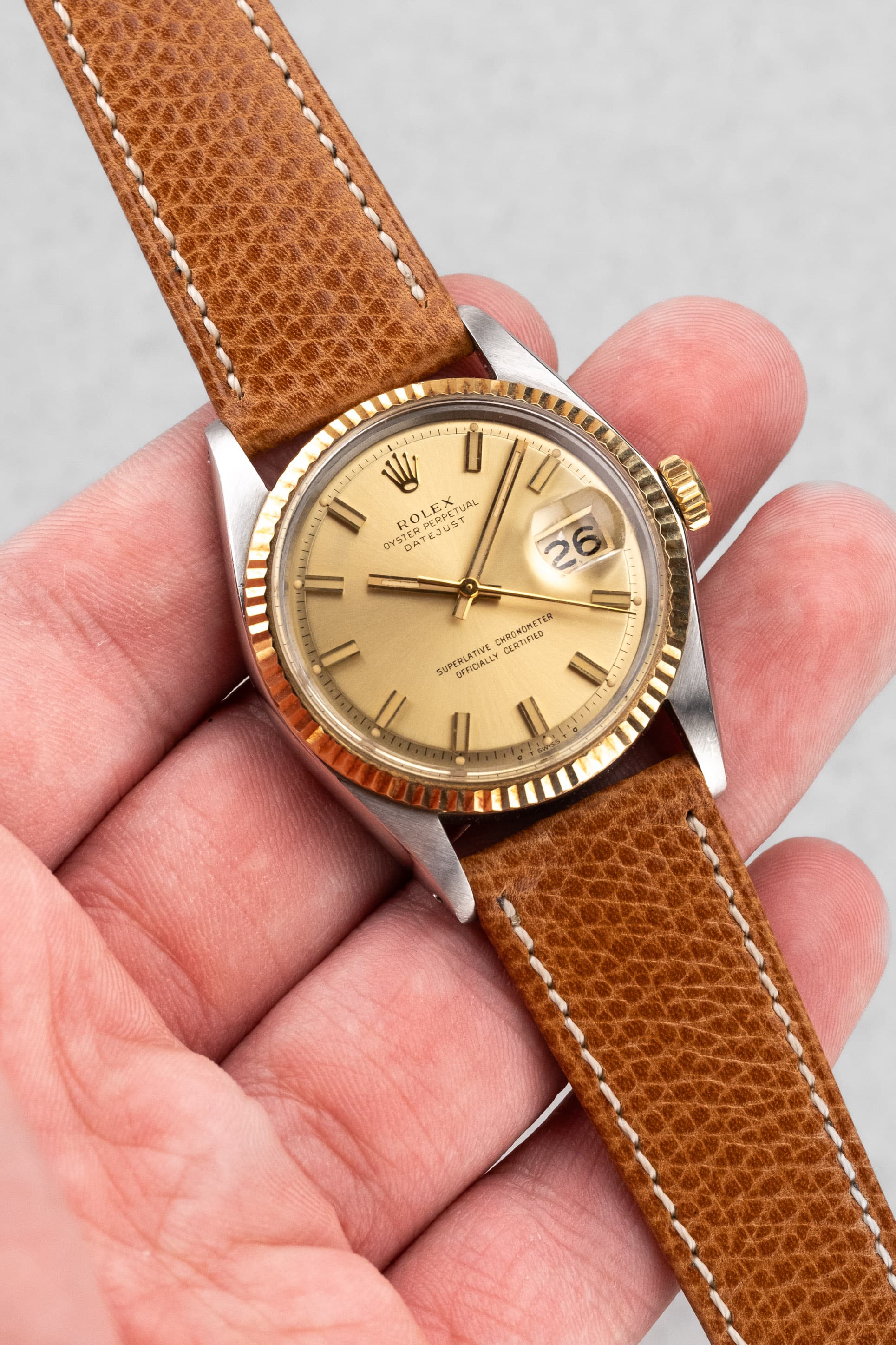 KU2W Rolex Datejust réf. 1601 « Champagne Wide Boy Sigma » de 1974 en acier et or jaune - Feature