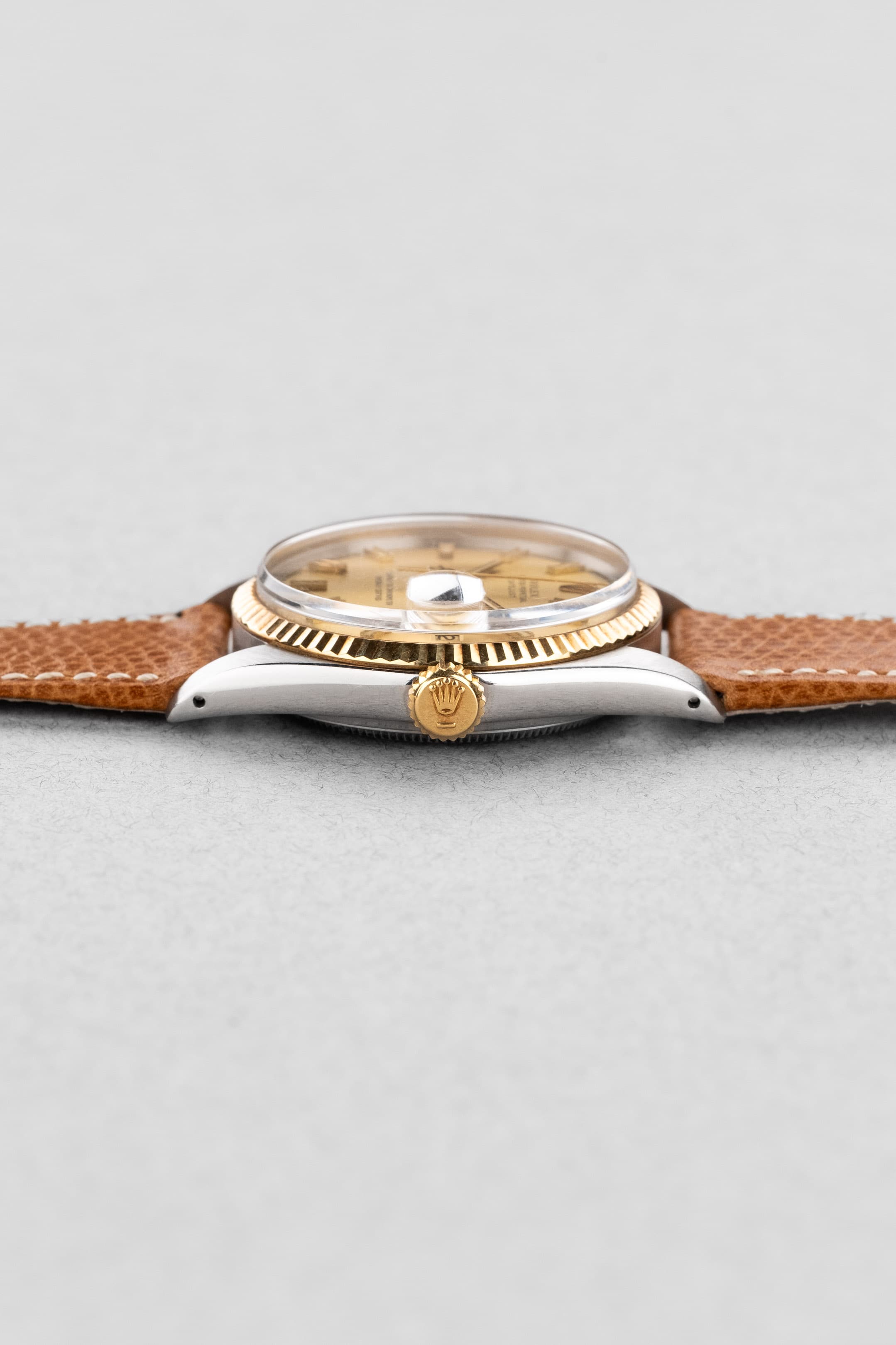 KU2W Rolex Datejust réf. 1601 « Champagne Wide Boy Sigma » de 1974 en acier et or jaune - Right side