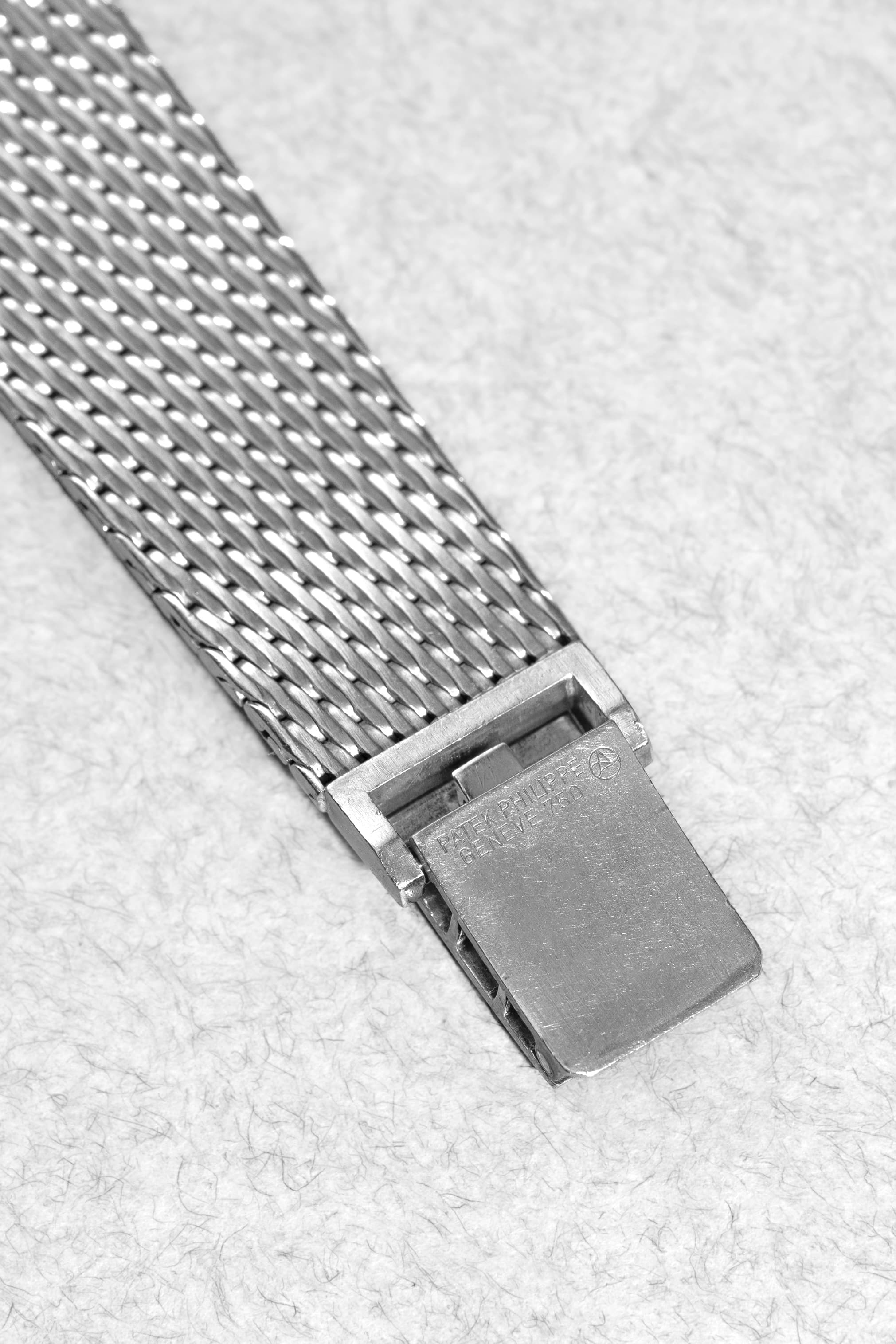 KVMG Patek Philippe Ellipse d’Or réf. 3748/1G en or blanc circa 1976 – Bracelet intégré, cadran bleu Sigma - Buckle Inside