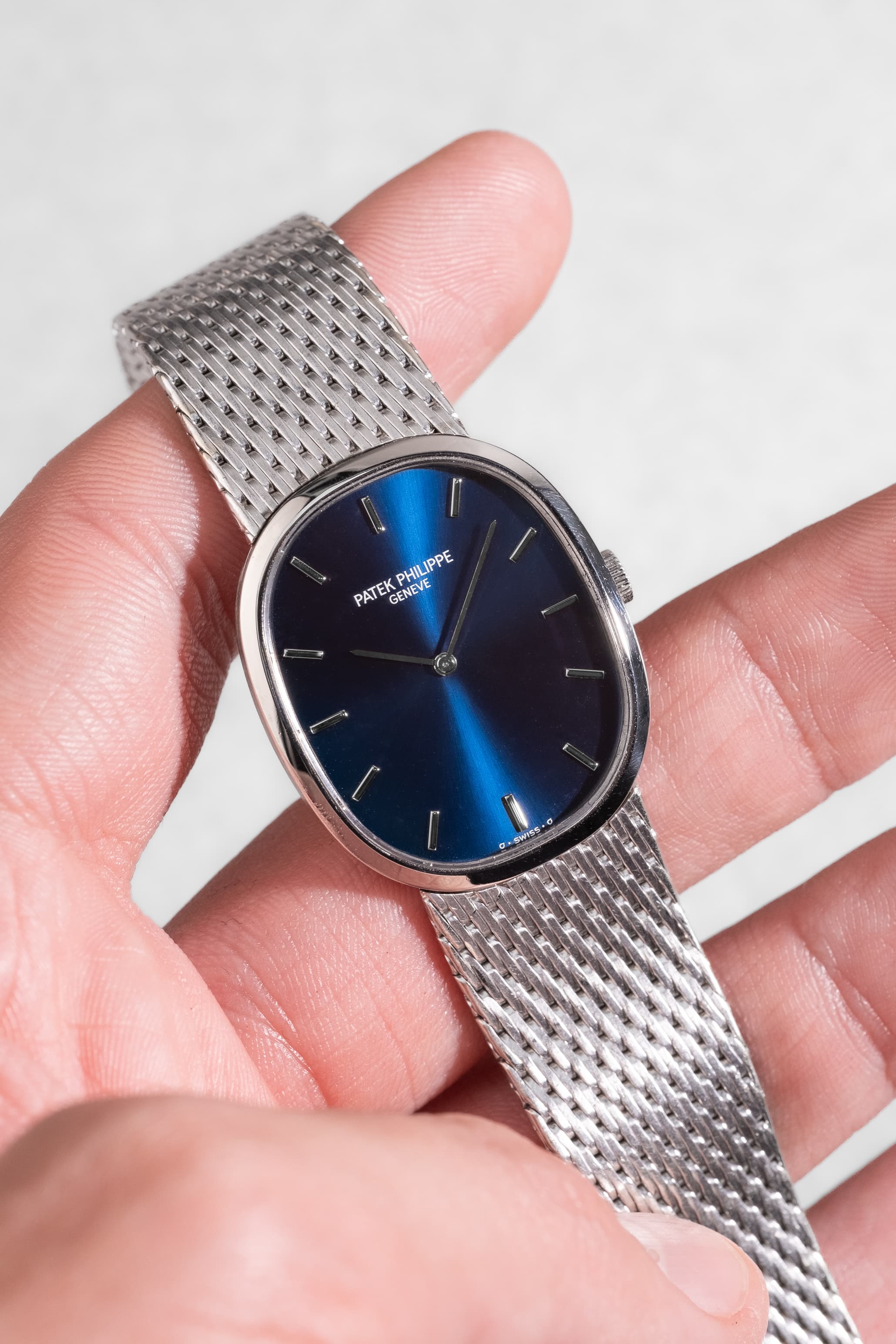 KVMG Patek Philippe Ellipse d’Or réf. 3748/1G en or blanc circa 1976 – Bracelet intégré, cadran bleu Sigma - Lifestyle