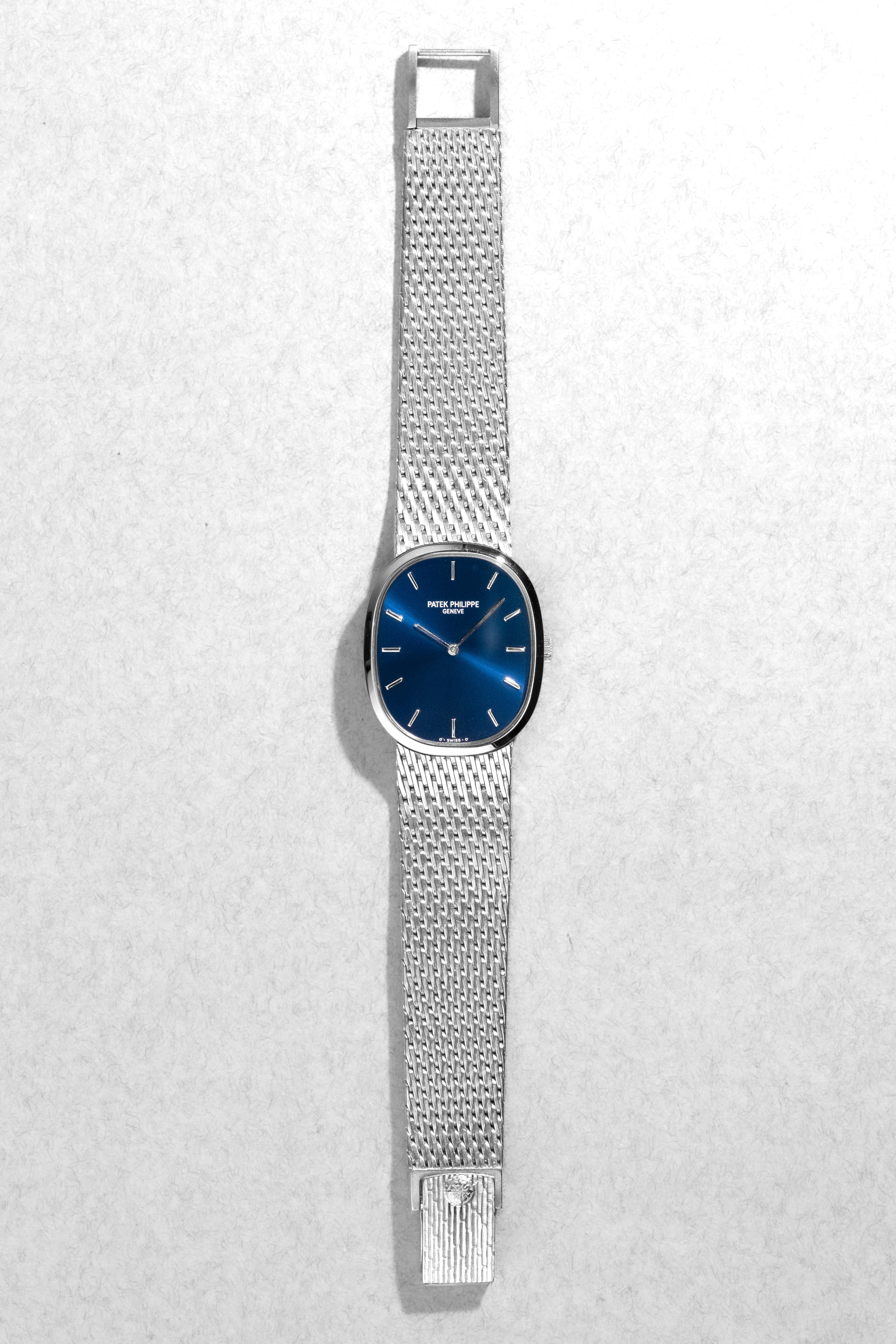 KVMG Patek Philippe Ellipse d’Or réf. 3748/1G en or blanc circa 1976 – Bracelet intégré, cadran bleu Sigma - Overview